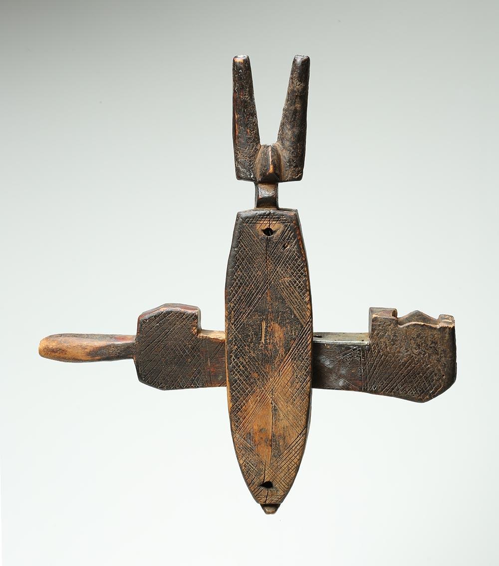 Carved Wood Tribal Bambara, Mali, Africa Door Lock with Crosspiece In Good Condition For Sale In Santa Fe, NM