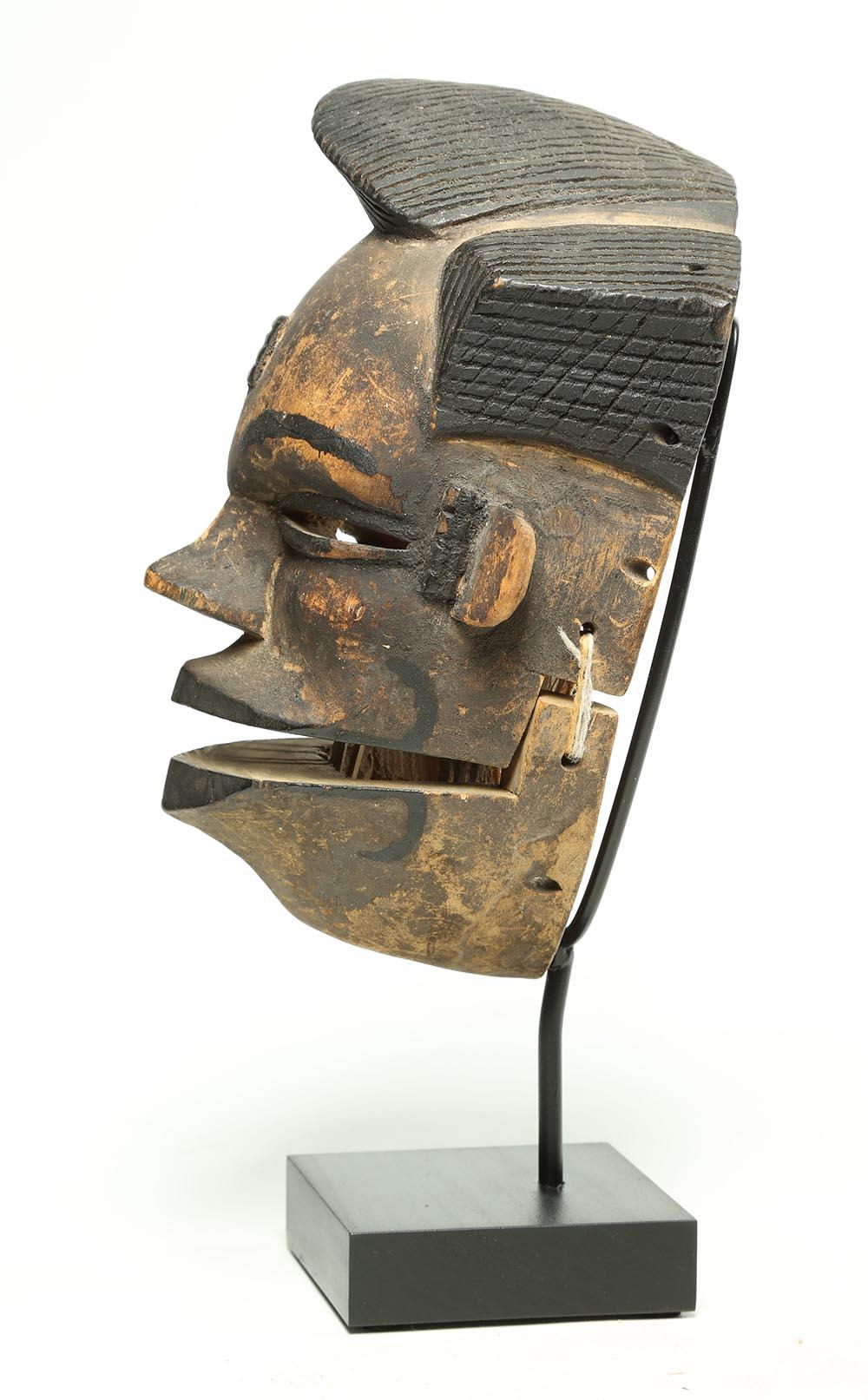 Geschnitzte Ogoni-Maske aus Holz, Stammeskunst, Nigeria, mit abnehmbarem Jaw, stilvolles Haar (Nigerianisch) im Angebot