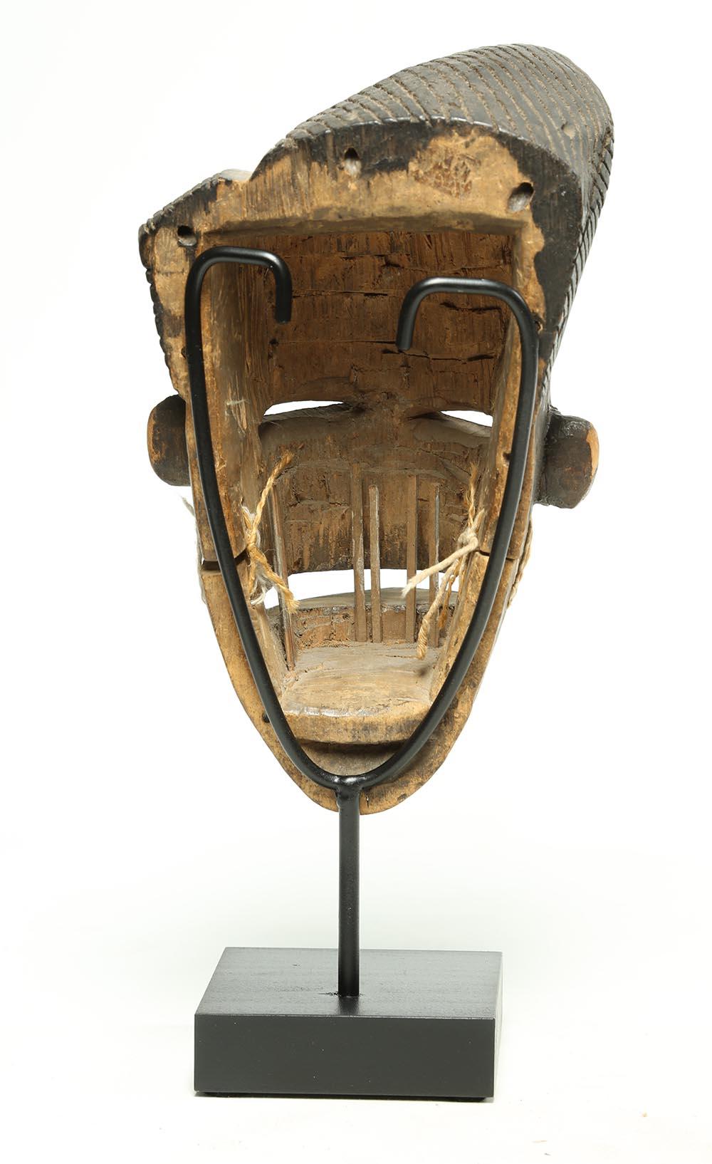 Geschnitzte Ogoni-Maske aus Holz, Stammeskunst, Nigeria, mit abnehmbarem Jaw, stilvolles Haar (Handgeschnitzt) im Angebot