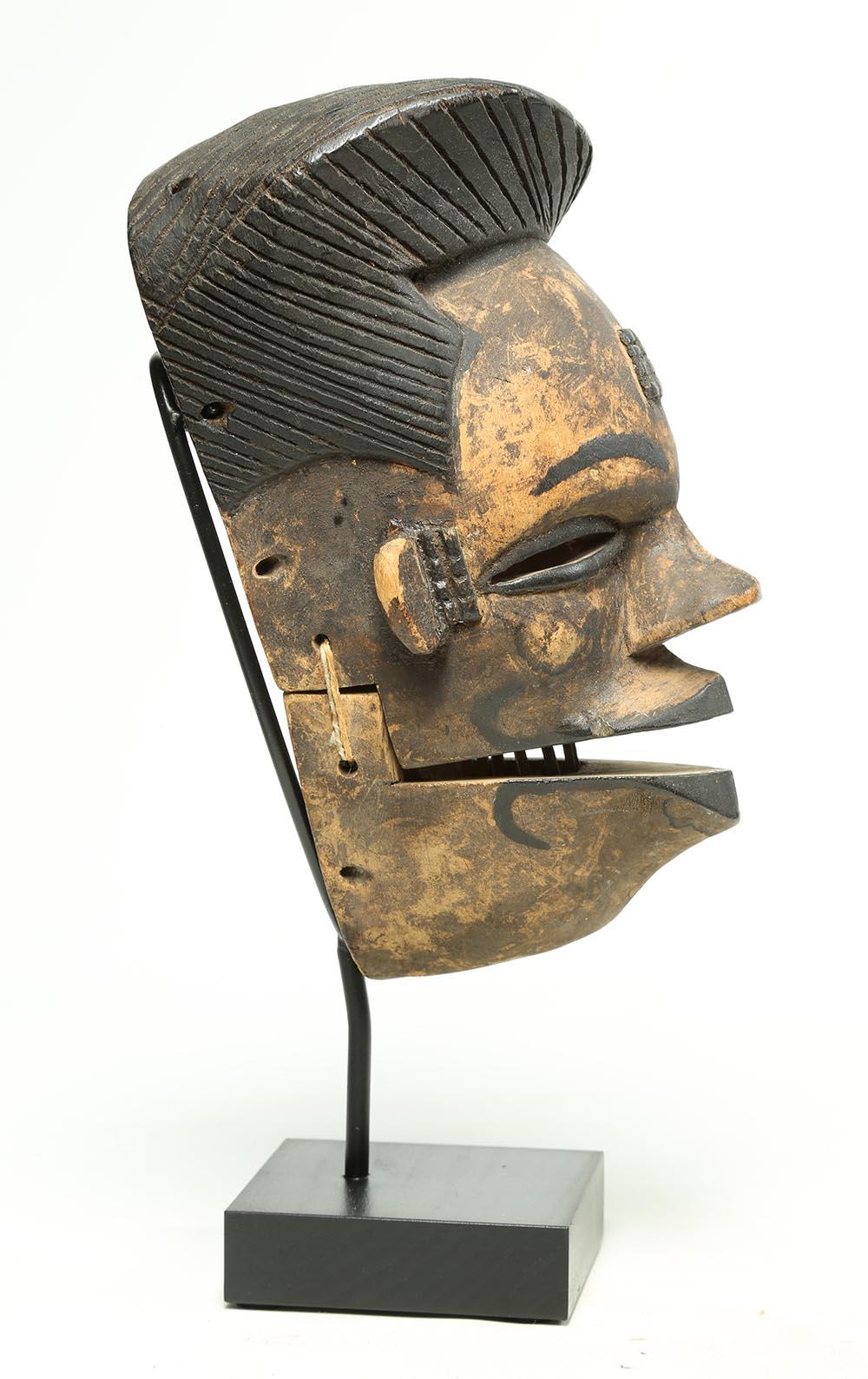 Geschnitzte Ogoni-Maske aus Holz, Stammeskunst, Nigeria, mit abnehmbarem Jaw, stilvolles Haar im Zustand „Gut“ im Angebot in Santa Fe, NM