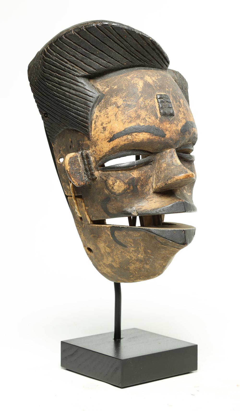 Geschnitzte Ogoni-Maske aus Holz, Stammeskunst, Nigeria, mit abnehmbarem Jaw, stilvolles Haar (20. Jahrhundert) im Angebot