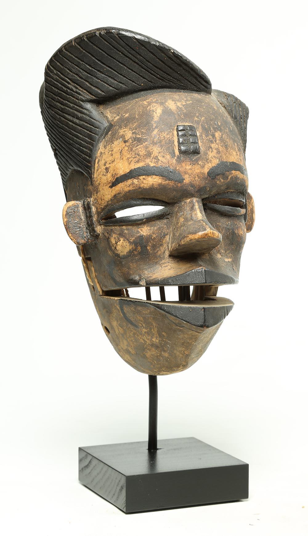 Geschnitzte Ogoni-Maske aus Holz, Stammeskunst, Nigeria, mit abnehmbarem Jaw, stilvolles Haar im Angebot 1