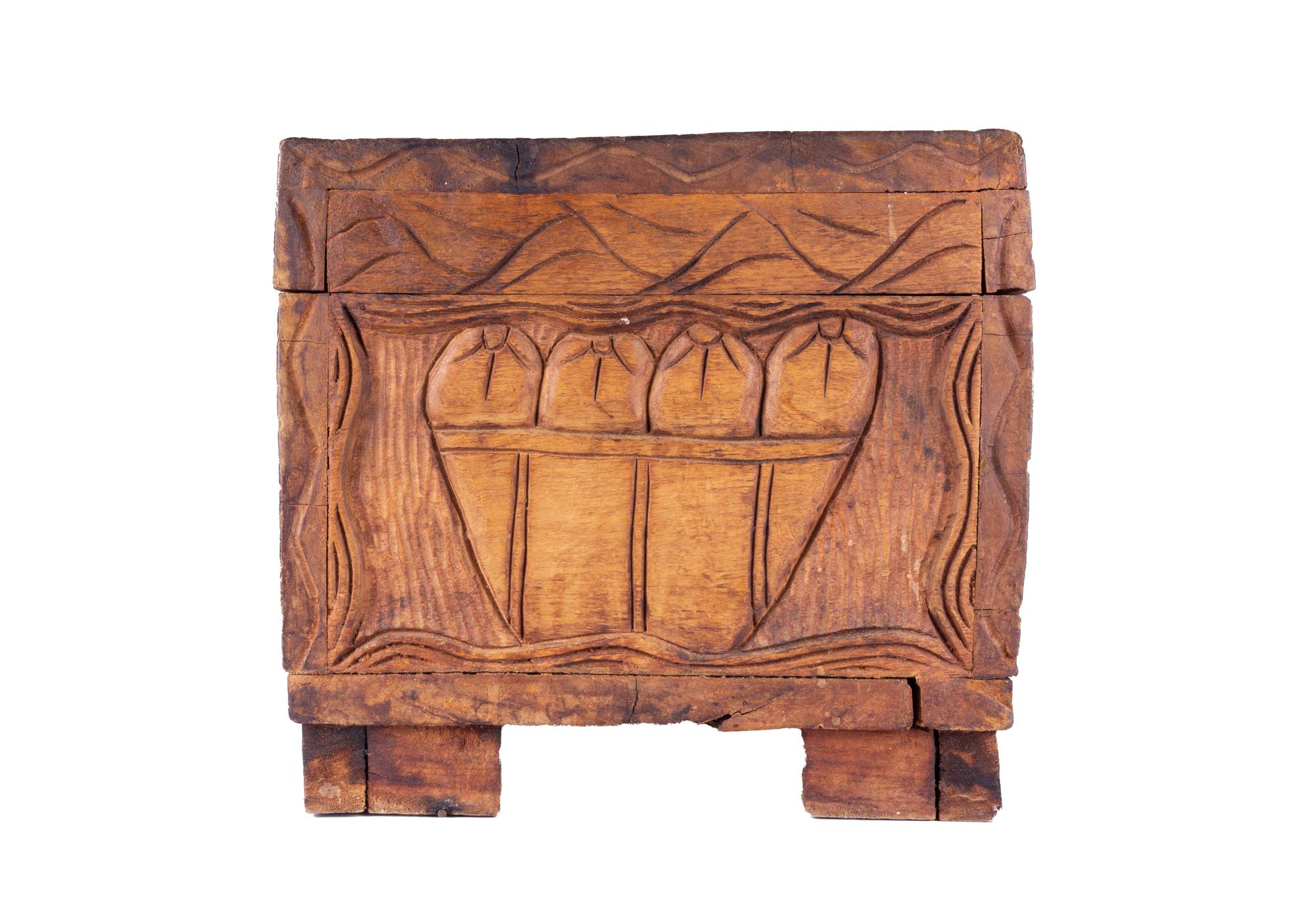 Carved Wood Villagers Trinket Box In Good Condition For Sale In Countryside, IL