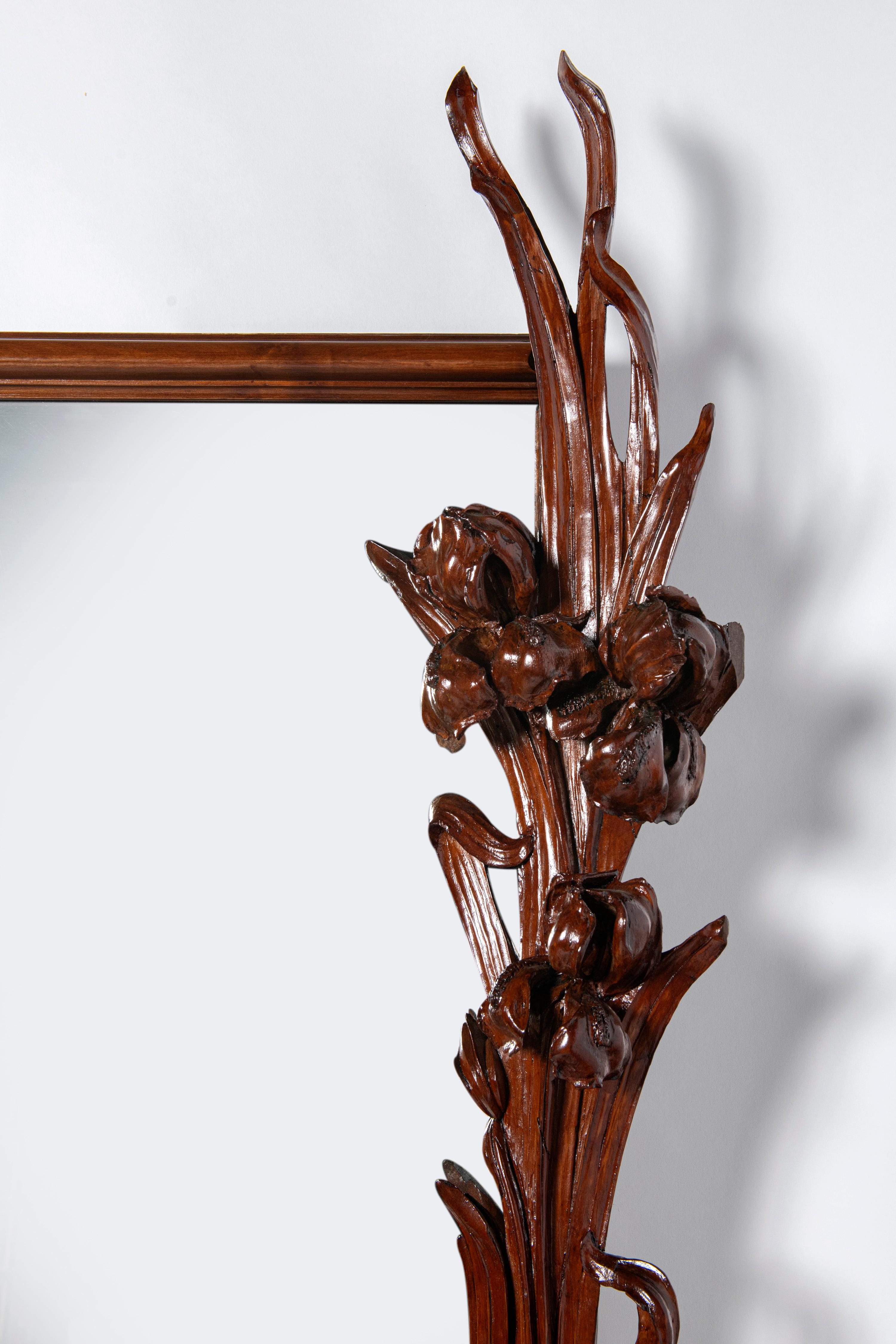 Carved wood wall mirror, Art Nouveau period. France, early 20th century. In Good Condition For Sale In Buenos Aires, Buenos Aires
