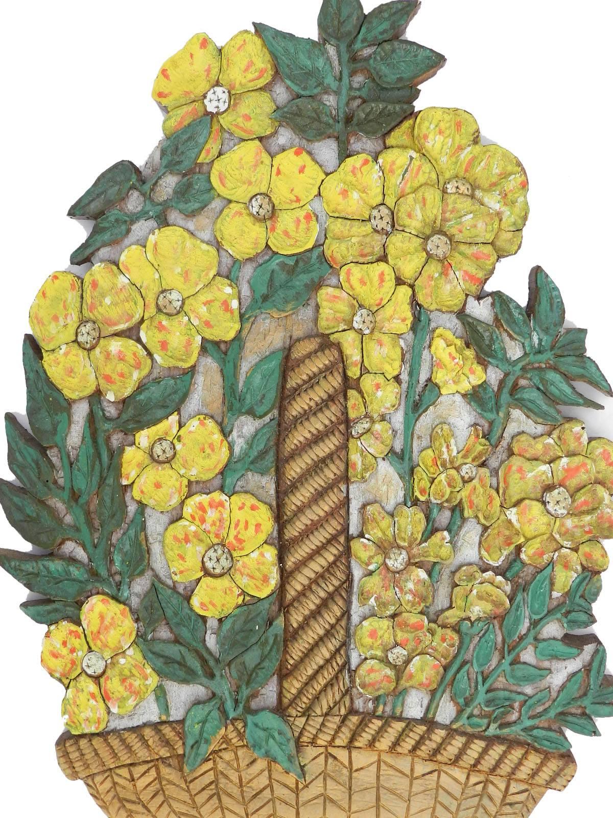 Skulpturale Wandtafel Blumen handgeschnitzt und gemalt floral Korb, um 1930.
Außergewöhnliche dekorative Wandskulptur
Wunderschön bemalte Art Deco-Ära
Naiv und charmant
Altes 