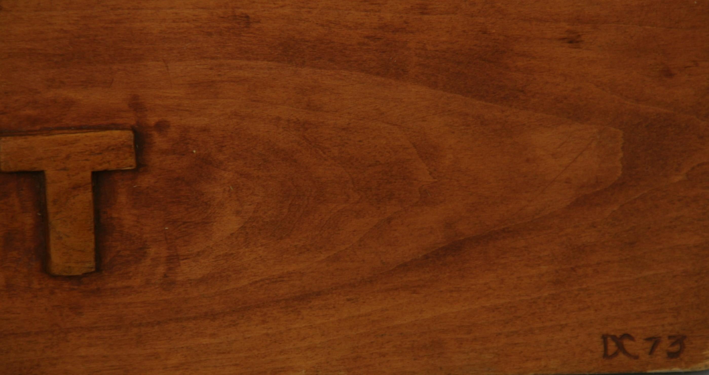 Geschnitzte Holz-Wandtafel, Medizinisches Symbol (Nussbaumholz) im Angebot