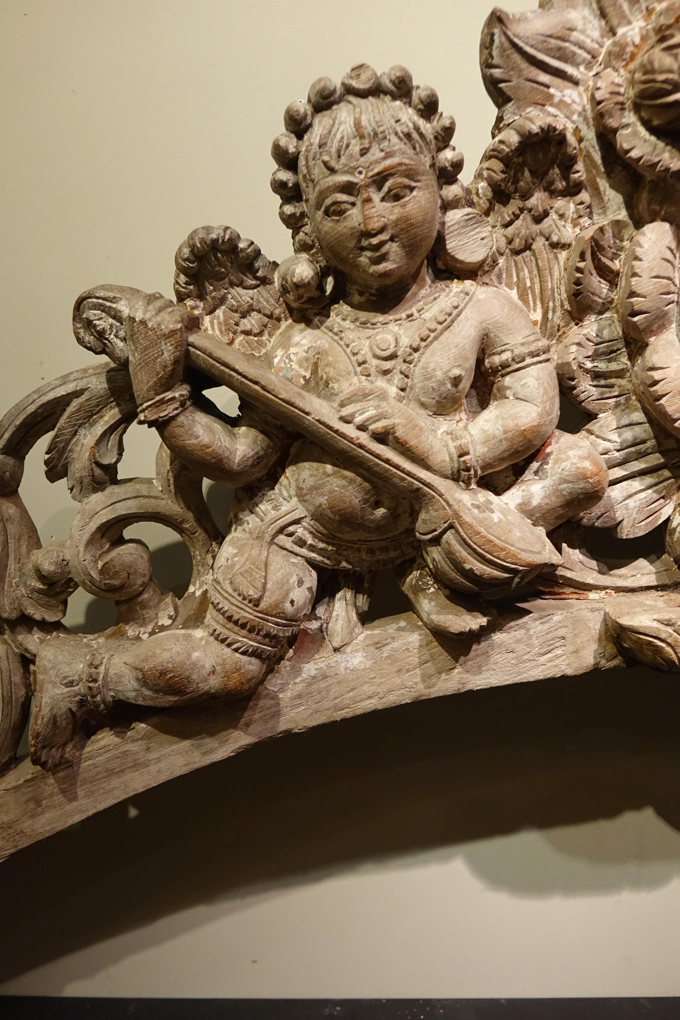 Hand-Carved Carved wooden arch with two angel musicians, India, Tamil Nadu, 19th c. For Sale
