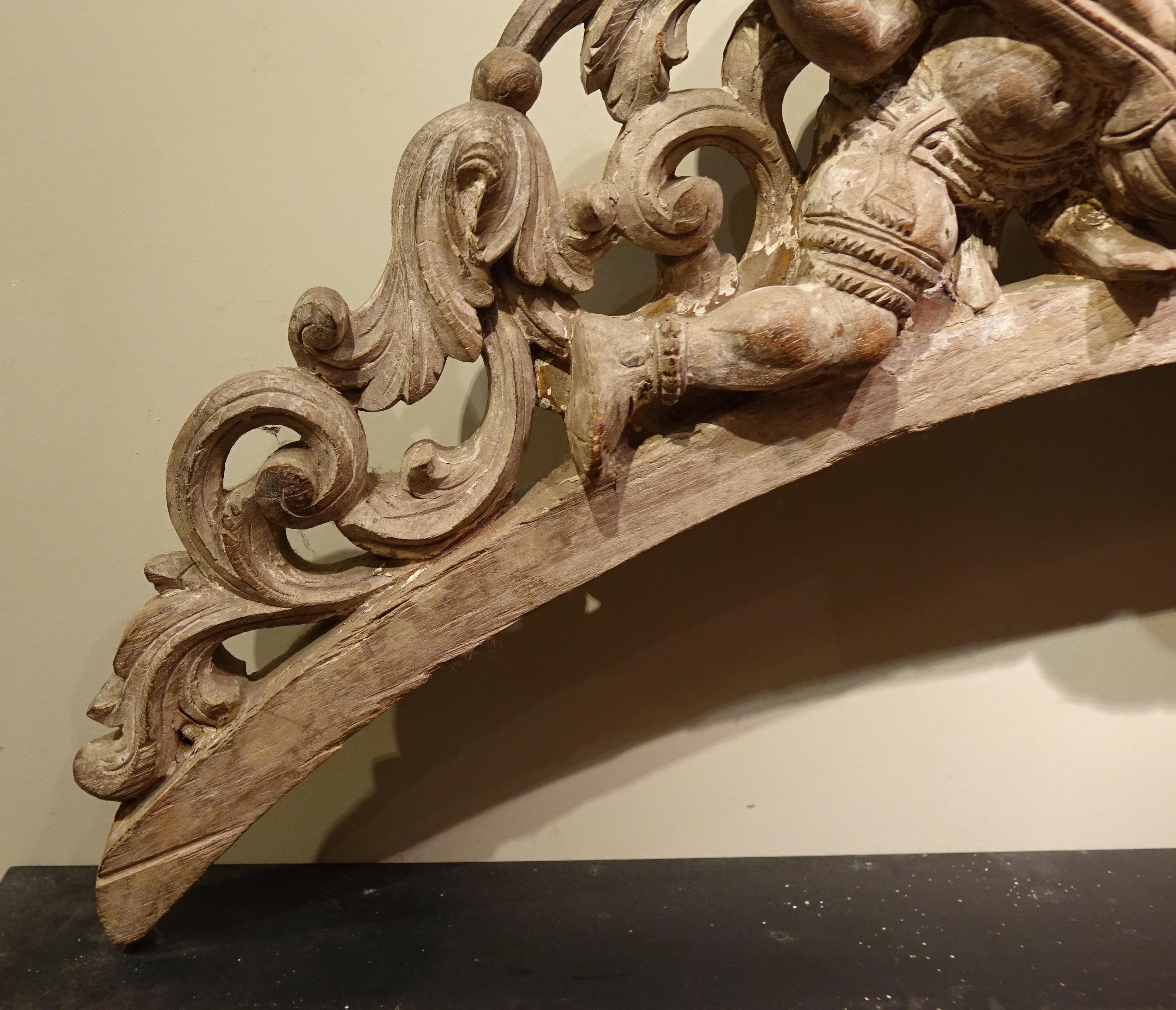 Carved wooden arch with two angel musicians, India, Tamil Nadu, 19th c. In Good Condition For Sale In PARIS, FR