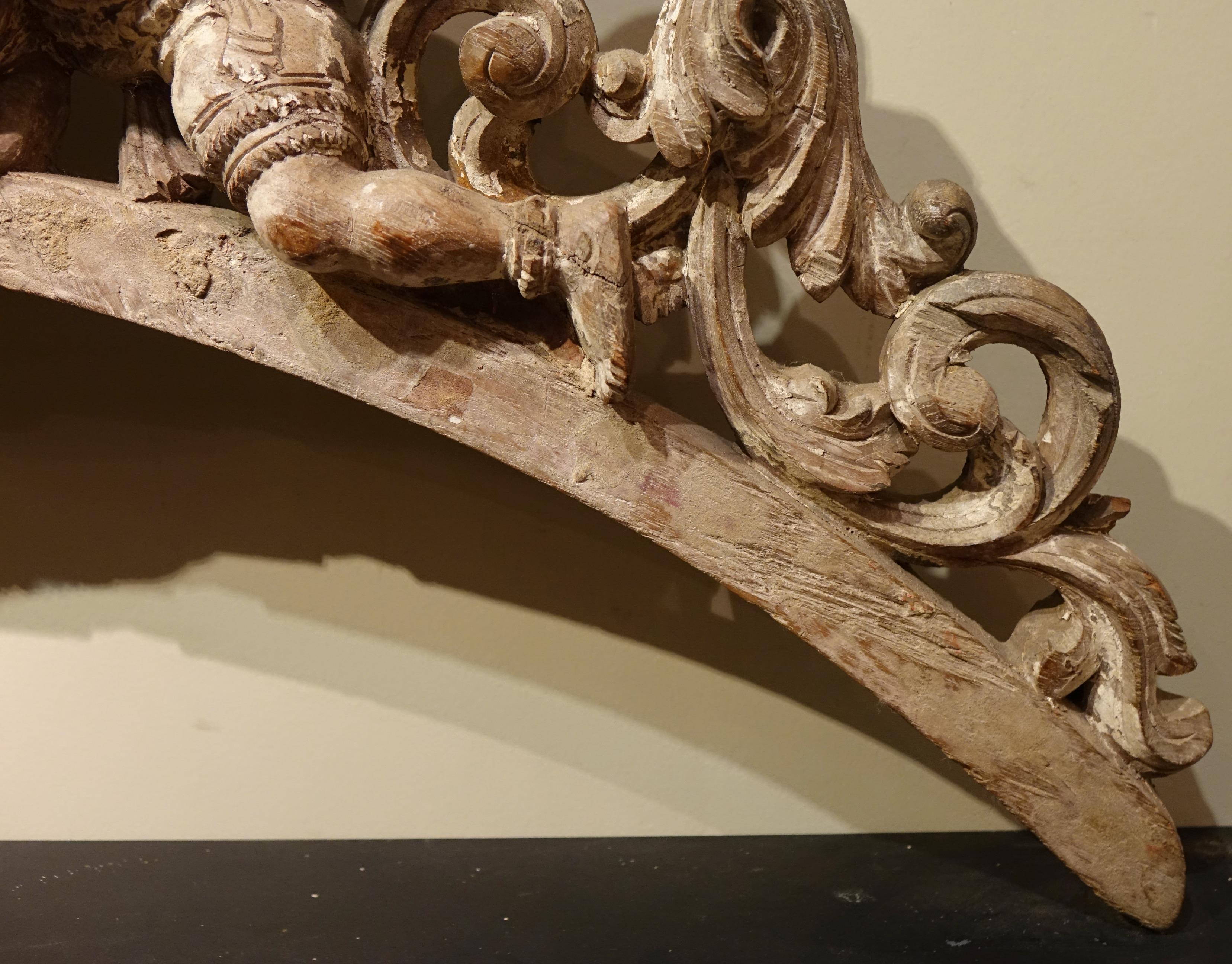 19th Century Carved wooden arch with two angel musicians, India, Tamil Nadu, 19th c. For Sale