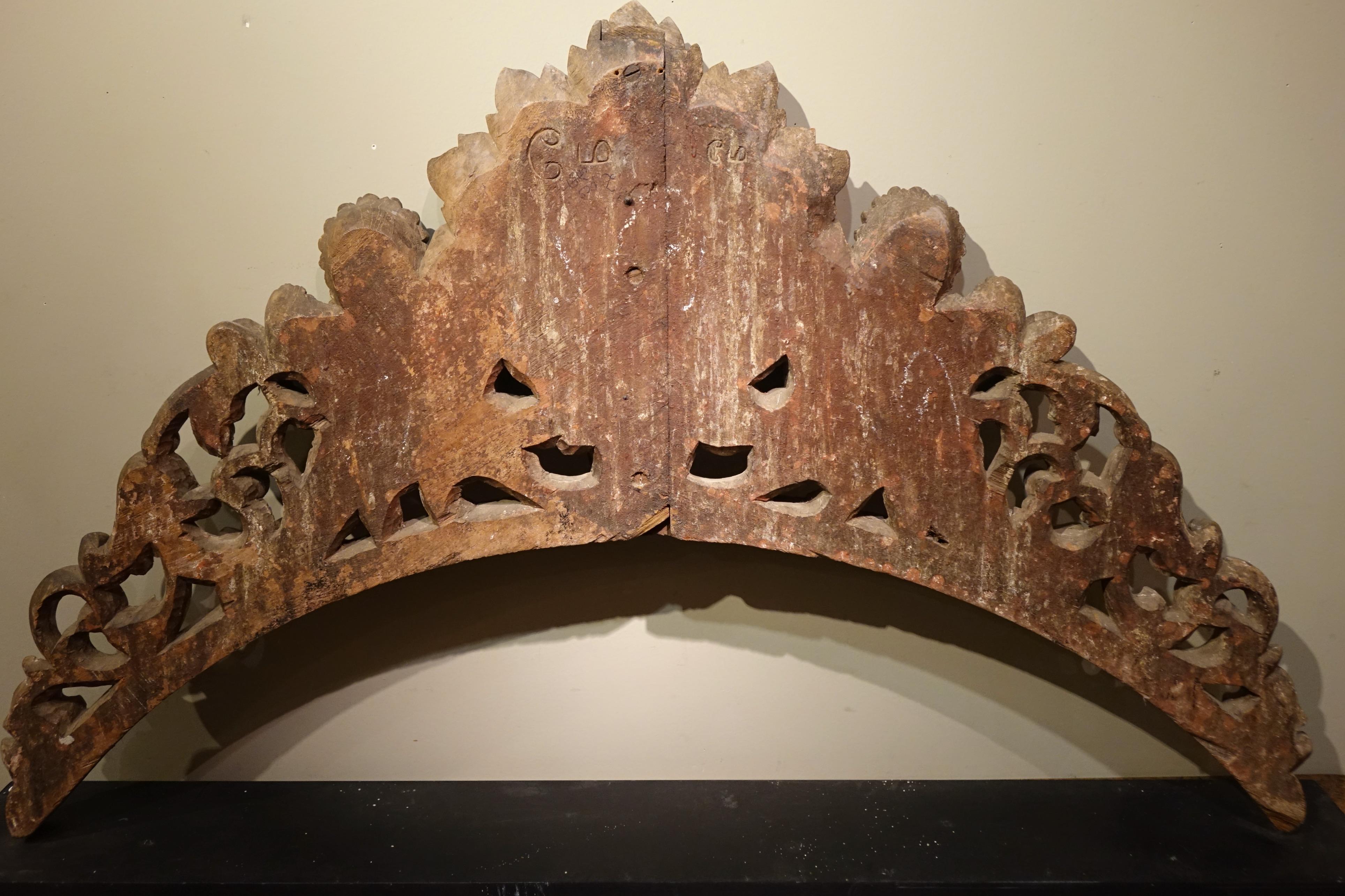 Wood Carved wooden arch with two angel musicians, India, Tamil Nadu, 19th c. For Sale