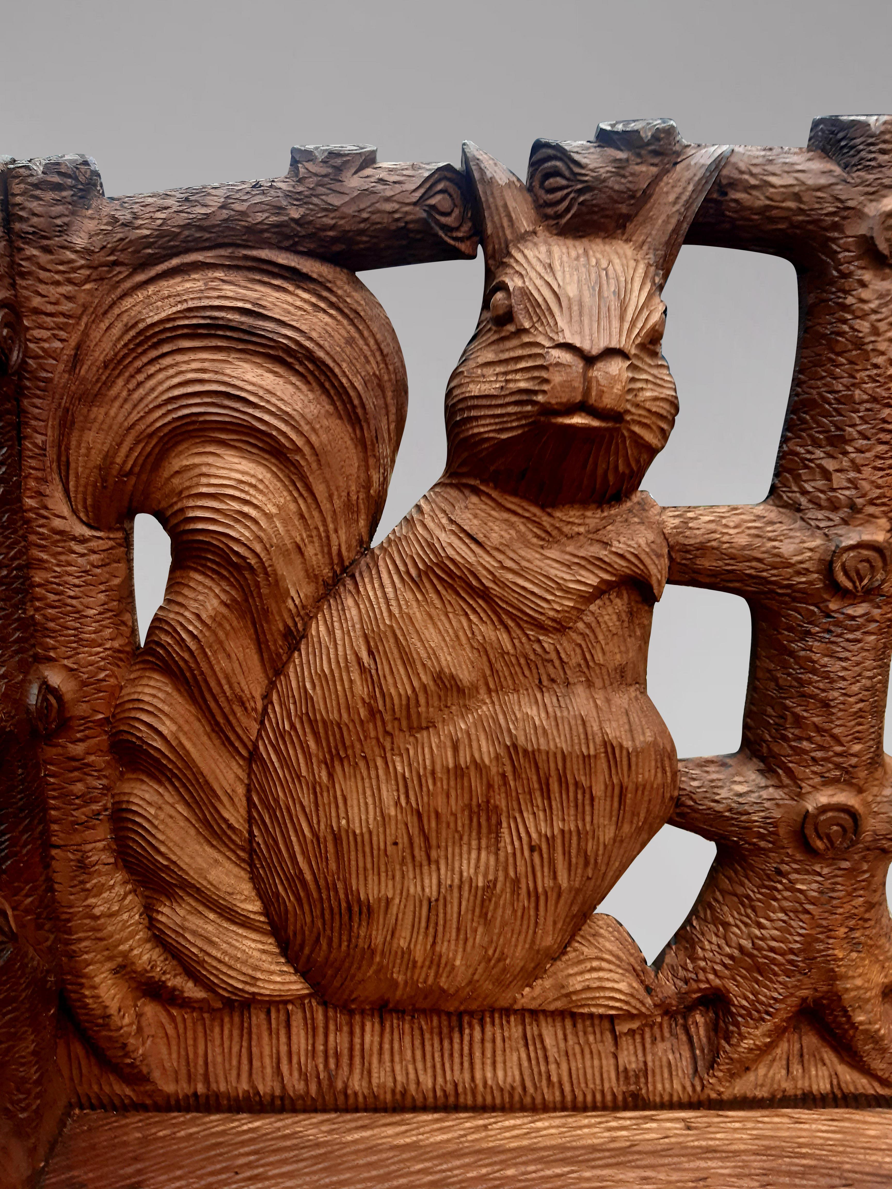 Carved Wooden Bench in the Taste of the Black Forest Bear Squirrel In Excellent Condition In Boulogne-sur-Mer, FR