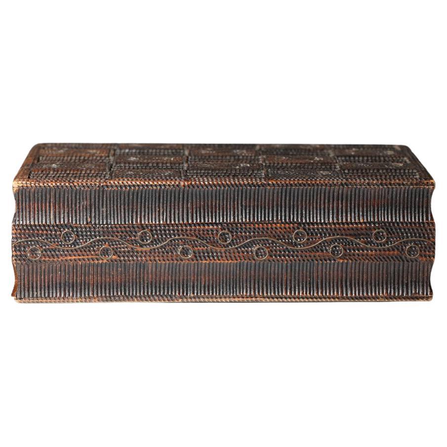 Preciosa caja de madera maciza tallada y teñida de los años 60, arte popular de calidad y trabajo artesanal. Bonito estado vintage, con rastros de antigüedad y uso por todas partes (ver fotos).