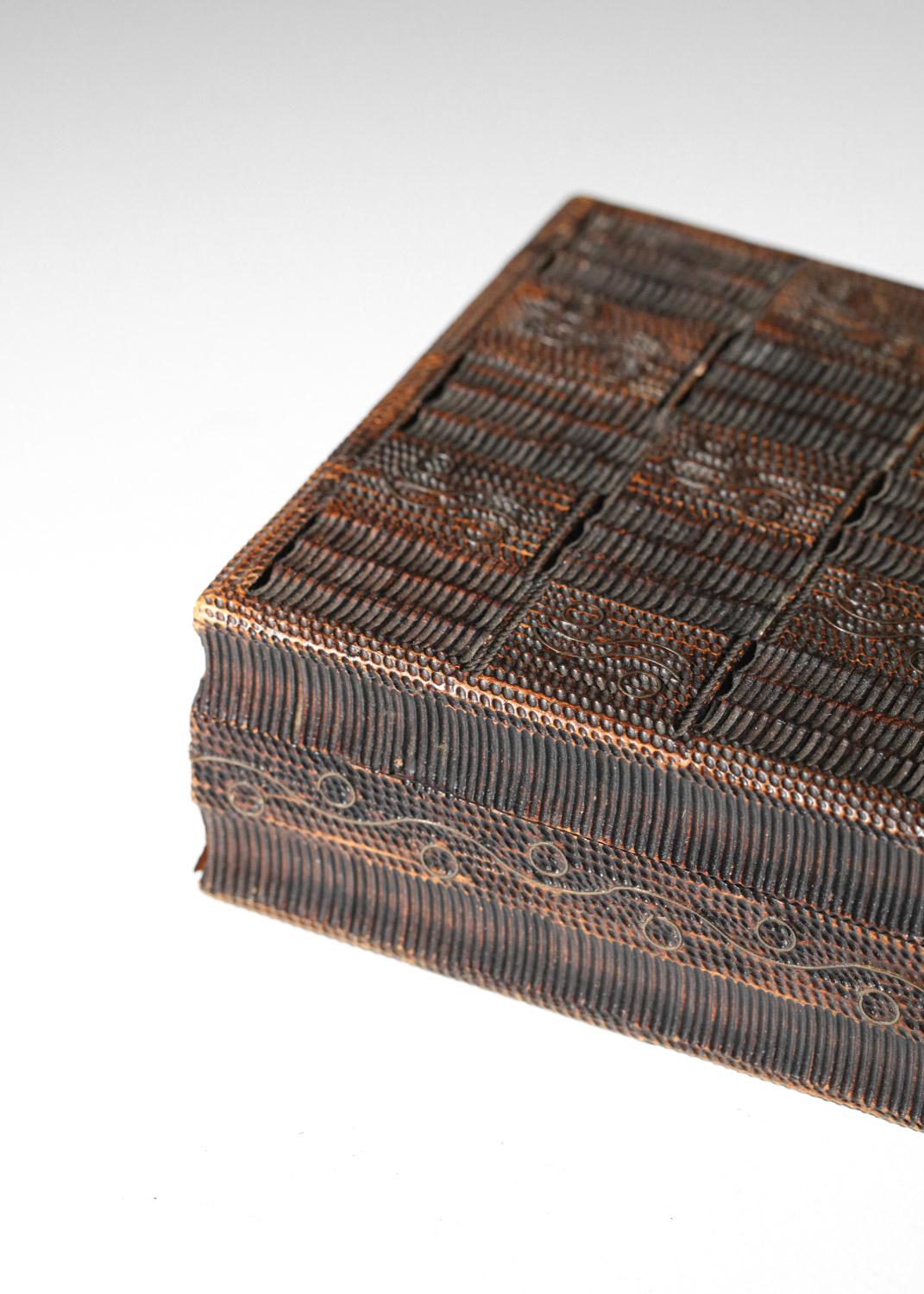 Caja de madera tallada Arte popular de los años 60 Moderno de mediados de siglo en venta