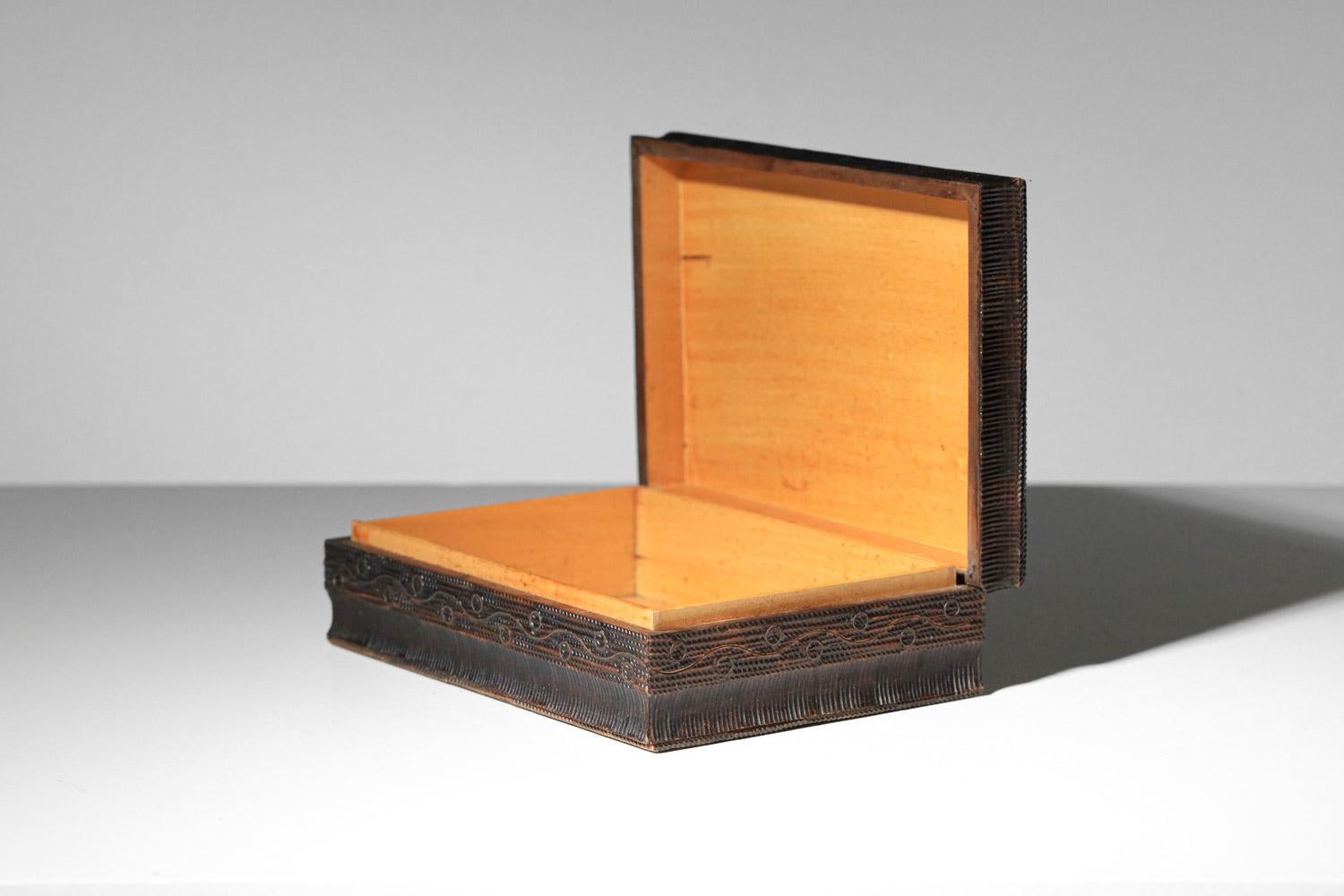 Caja de madera tallada Arte popular de los años 60 Francés en venta