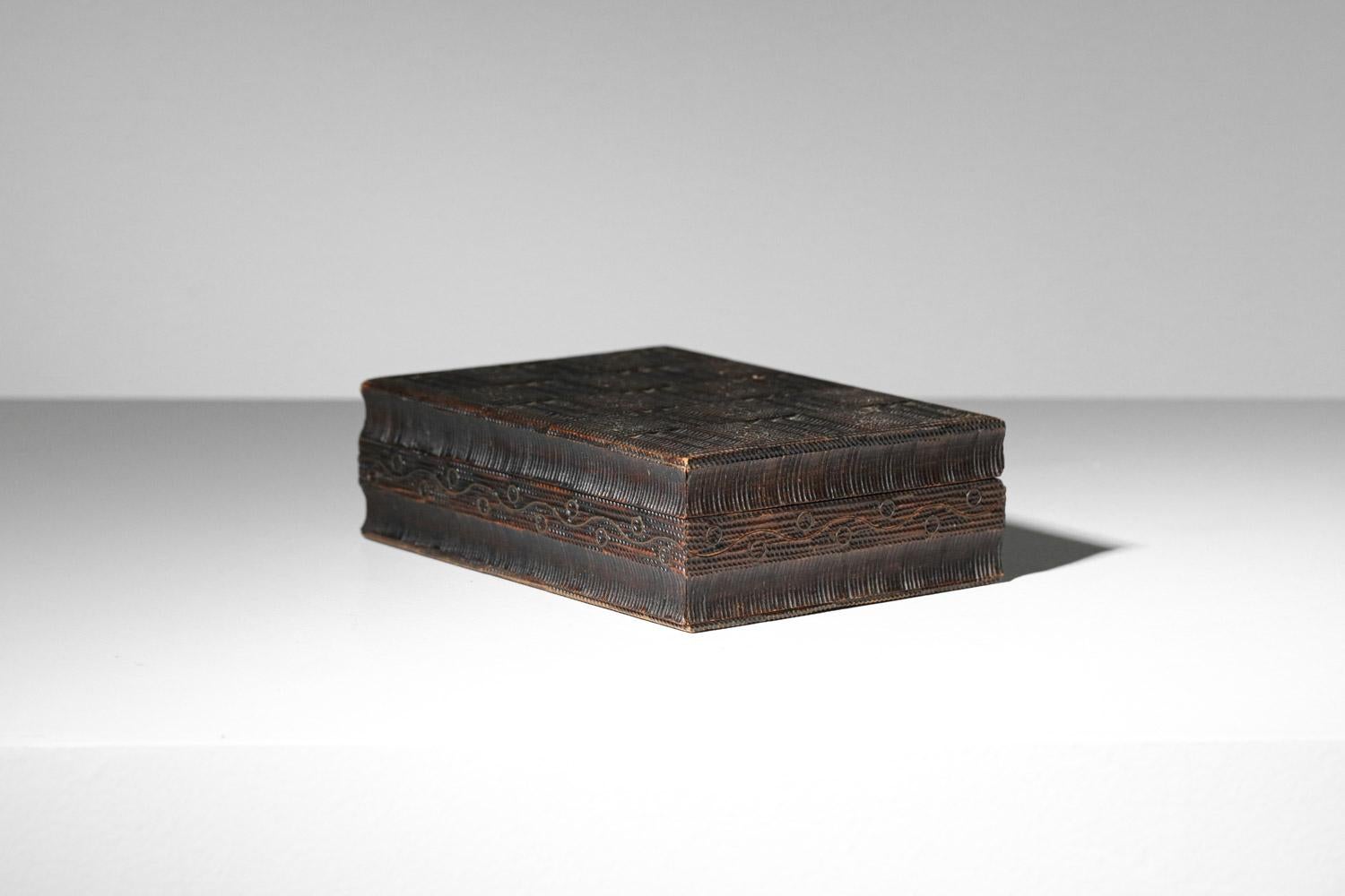 Caja de madera tallada Arte popular de los años 60 Hecho a mano en venta