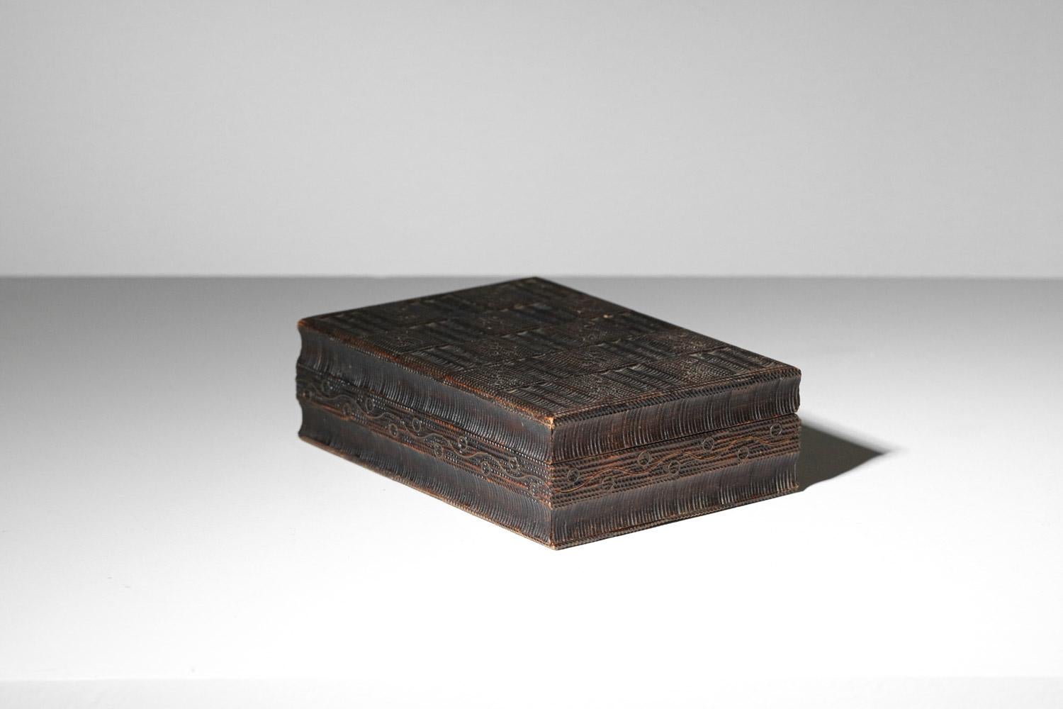 Caja de madera tallada Arte popular de los años 60 en Bueno estado para la venta en Ternay, Auvergne-Rhône-Alpes