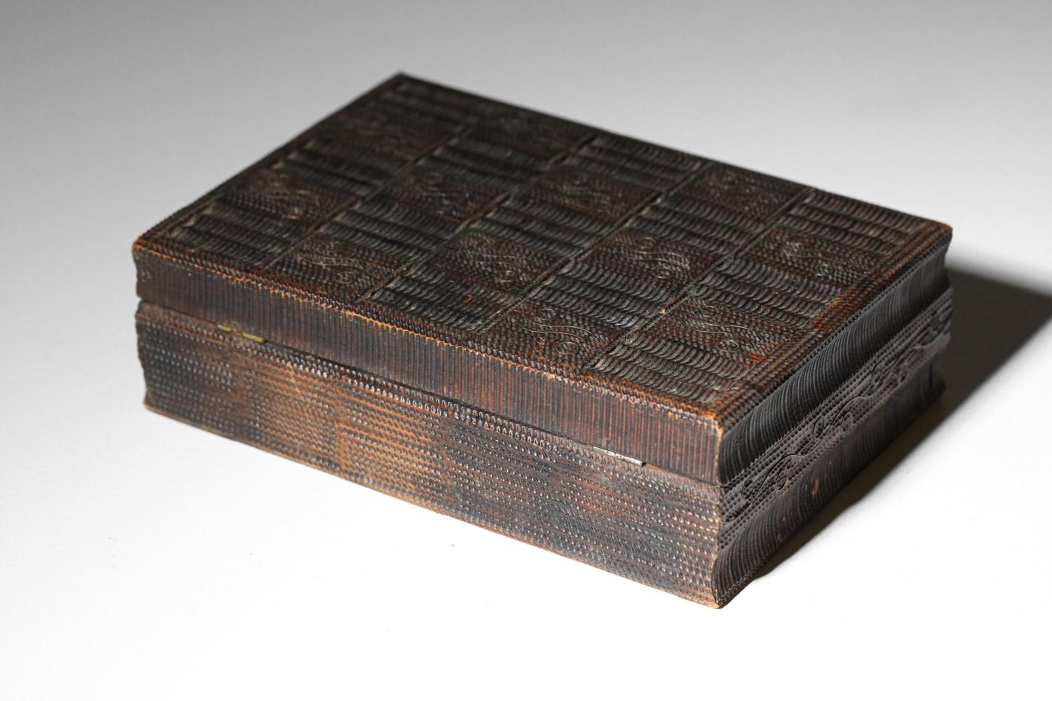 Caja de madera tallada Arte popular de los años 60 Madera en venta