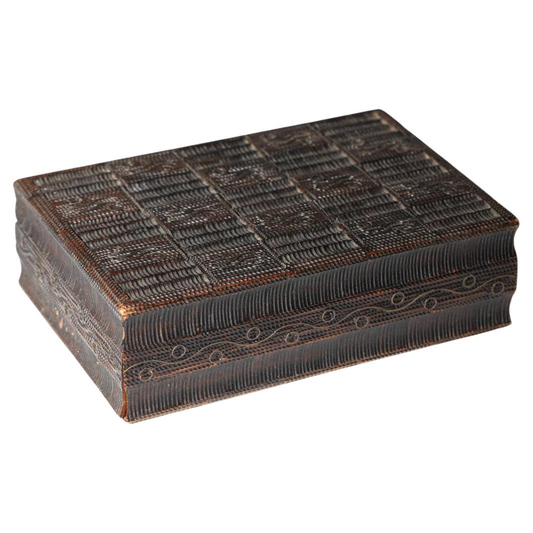 Caja de madera tallada Arte popular de los años 60 en venta