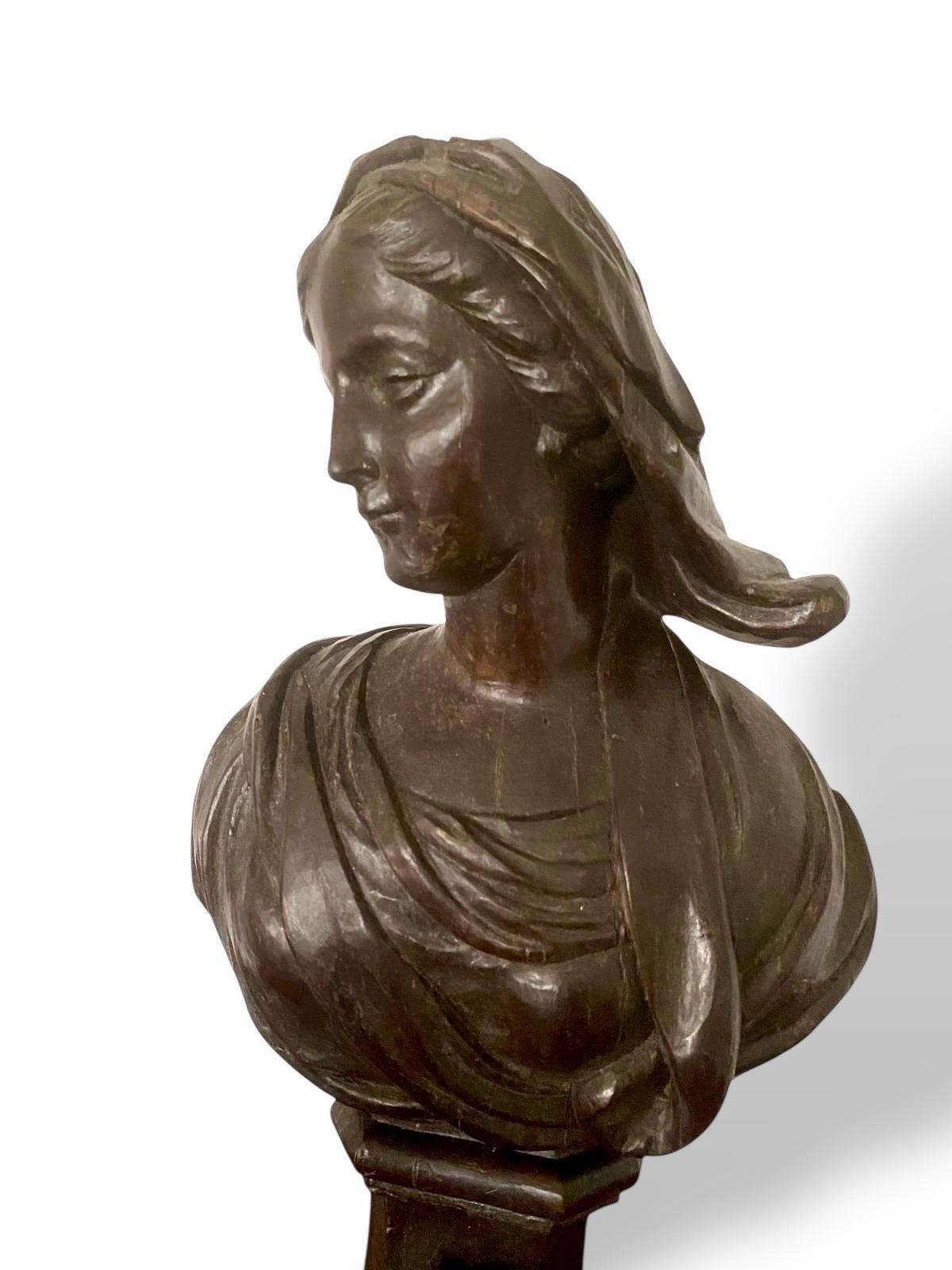 Geschnitzte Frauenbüste aus Holz, Frankreich, Ludwig XIV., um 1700 im Angebot 3