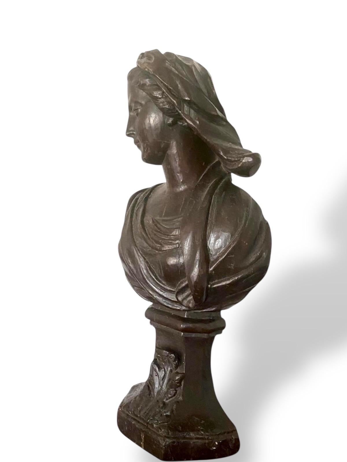 Geschnitzte Frauenbüste aus Holz, Frankreich, Ludwig XIV., um 1700 (18. Jahrhundert) im Angebot
