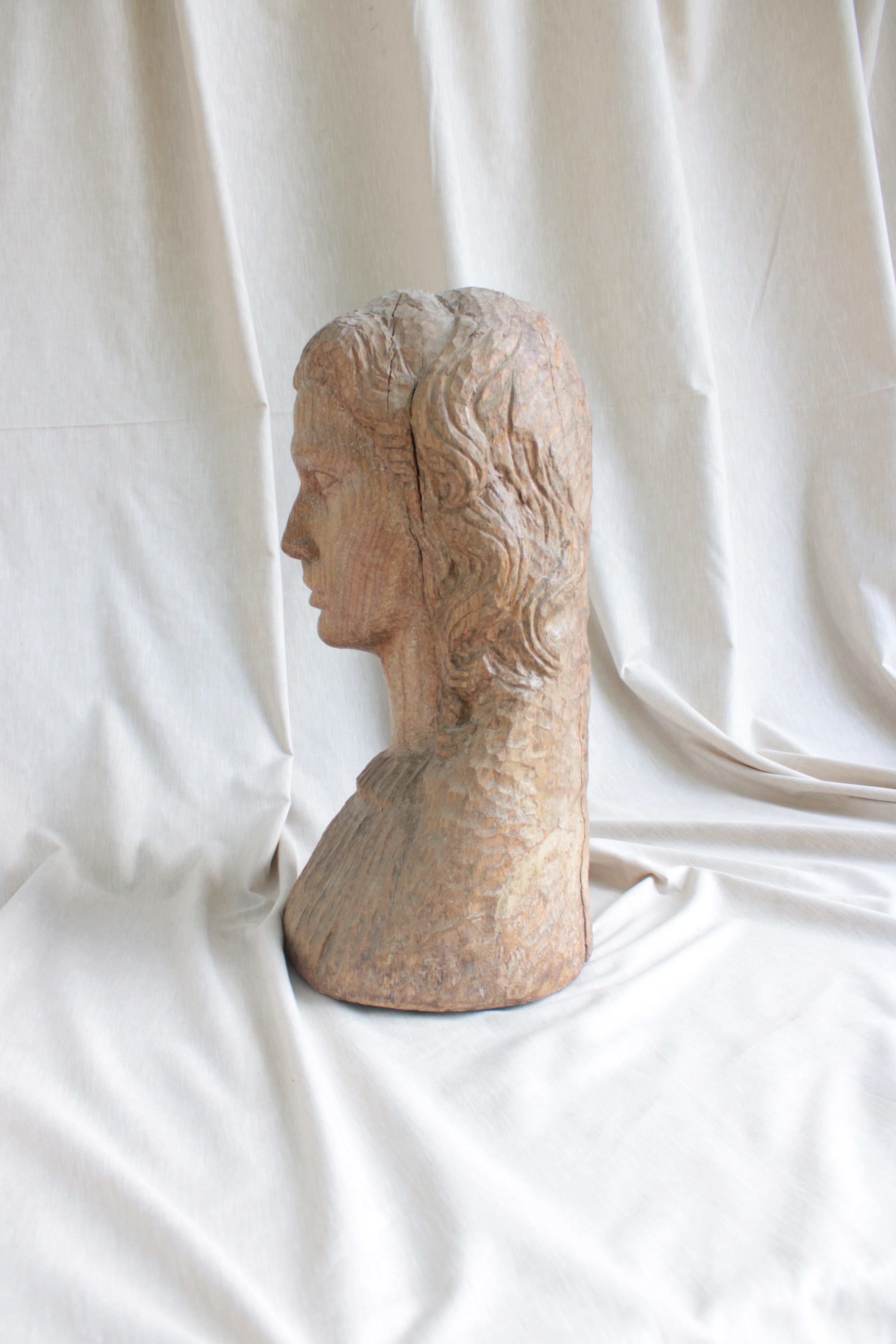 Carved Wooden Bust of a Woman, Portugal, 1930s In Good Condition For Sale In Lisboa, PT