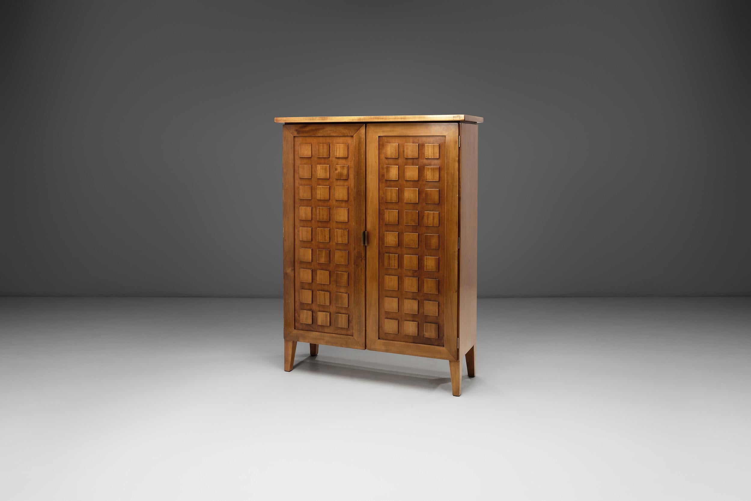 Dieser geschnitzte Holzschrank von Valenti, der in der zweiten Hälfte des 20. Jahrhunderts in Spanien hergestellt wurde, ist ein raffiniertes Beispiel für dekorative Handwerkskunst gepaart mit funktionellem Design. Das in Barcelona gegründete