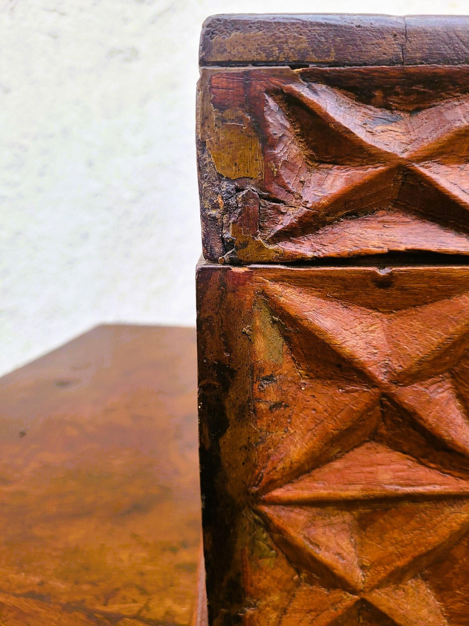 Coffre en bois sculpté, travail italien ou colonial, 19e siècle en vente 6