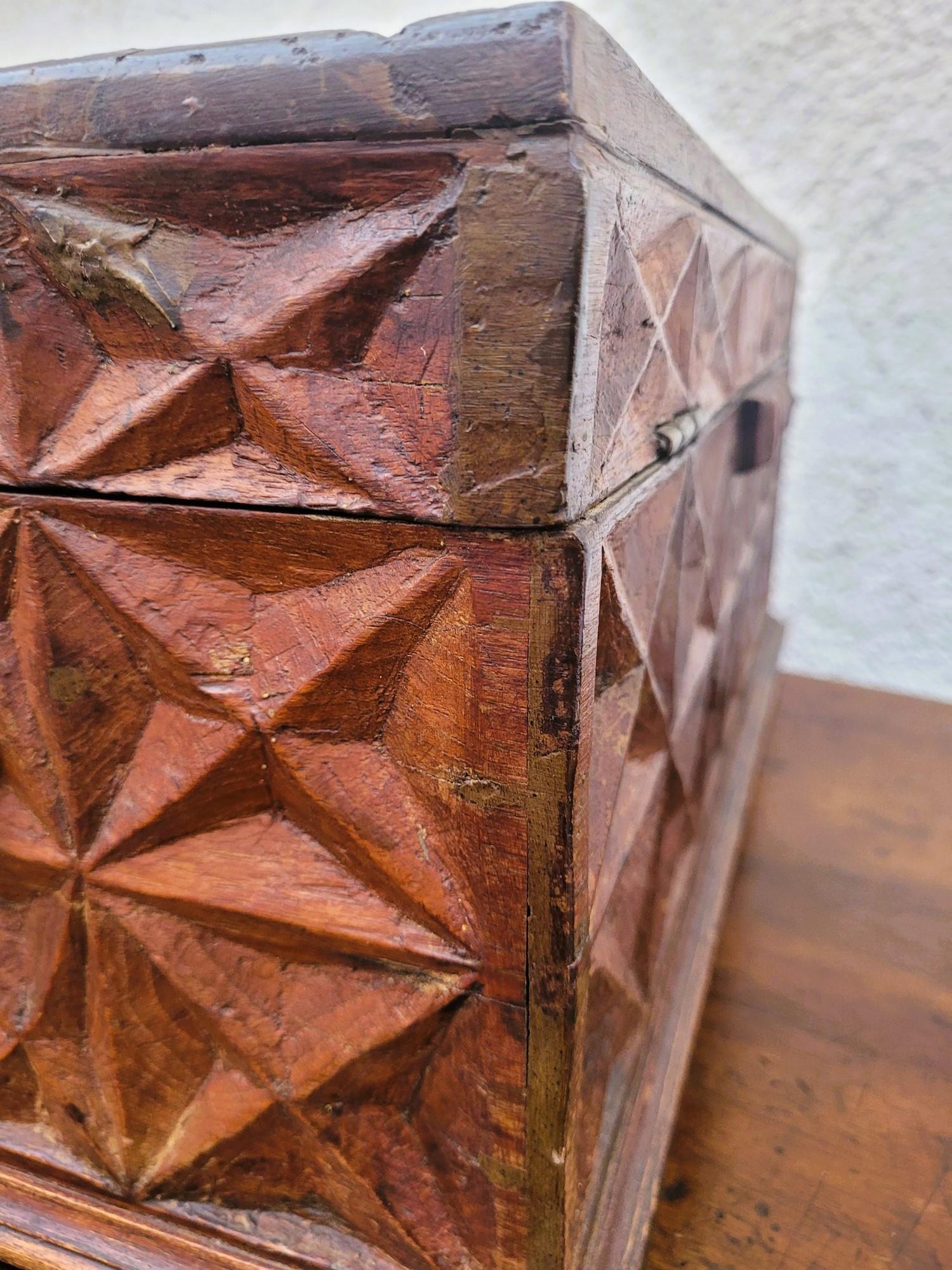 Coffre en bois sculpté, travail italien ou colonial, 19e siècle en vente 7
