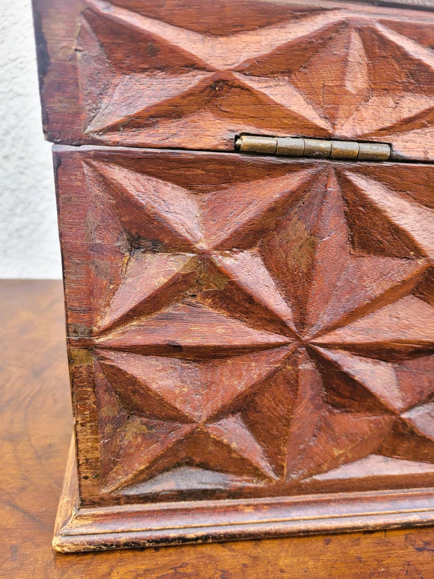 Coffre en bois sculpté, travail italien ou colonial, 19e siècle en vente 9