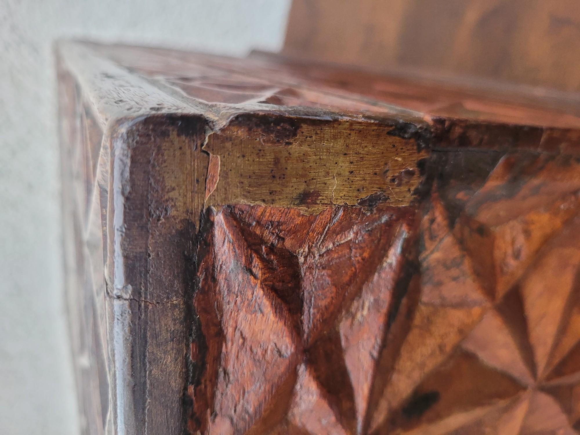 Coffre en bois sculpté, travail italien ou colonial, 19e siècle en vente 10