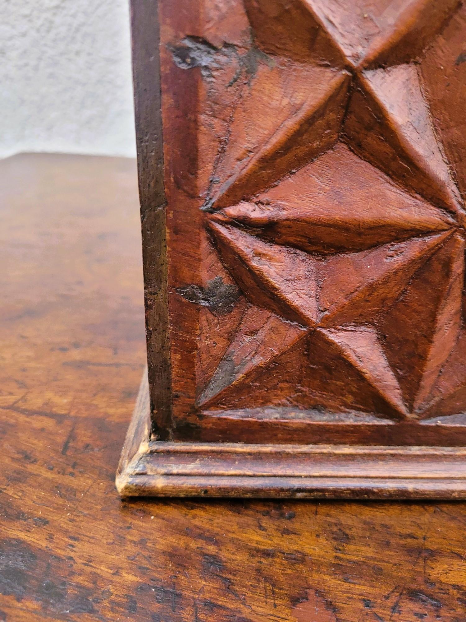 Coffre en bois sculpté, travail italien ou colonial, 19e siècle en vente 12