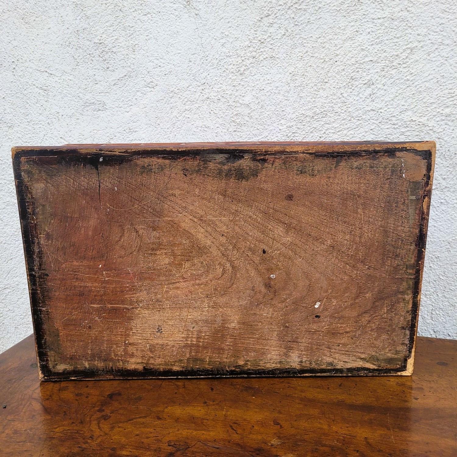 Coffre en bois sculpté, travail italien ou colonial, 19e siècle en vente 13
