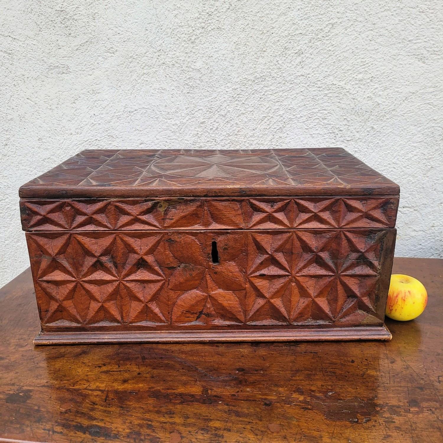 Magnifique coffre en bois sculpté de motifs géométriques, avec des compartiments à l'intérieur et des poignées en fer.   

Manque la serrure, quelques restaurations et usures d'usage.  

 Travail italien ou colonial, 19e siècle.   

Hauteur 24 cm. 