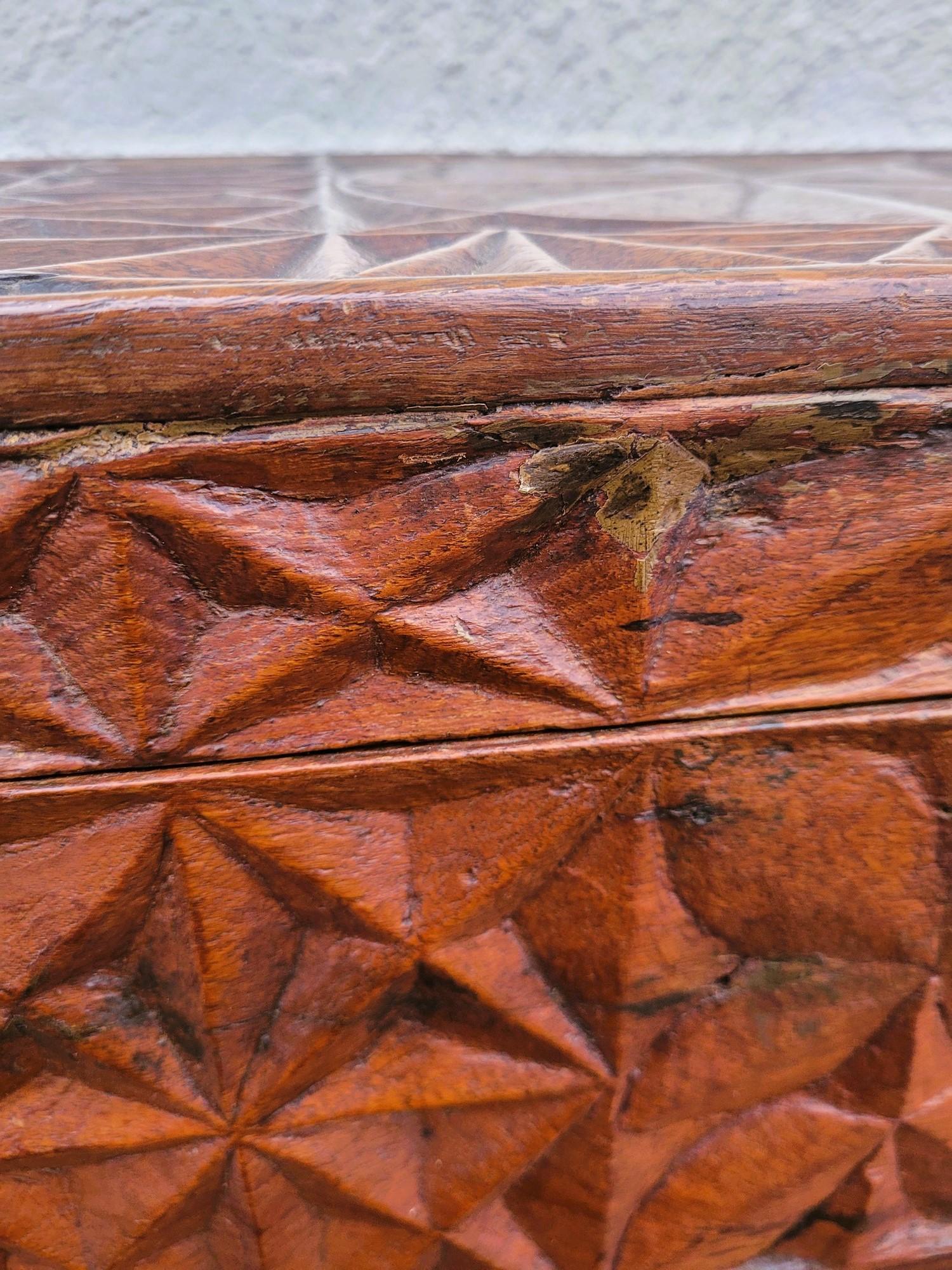 Coffre en bois sculpté, travail italien ou colonial, 19e siècle Bon état - En vente à MARSEILLE, FR