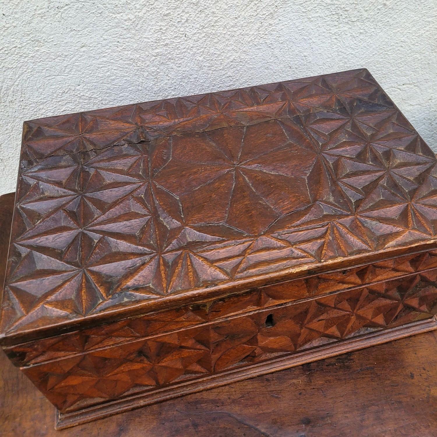 XIXe siècle Coffre en bois sculpté, travail italien ou colonial, 19e siècle en vente