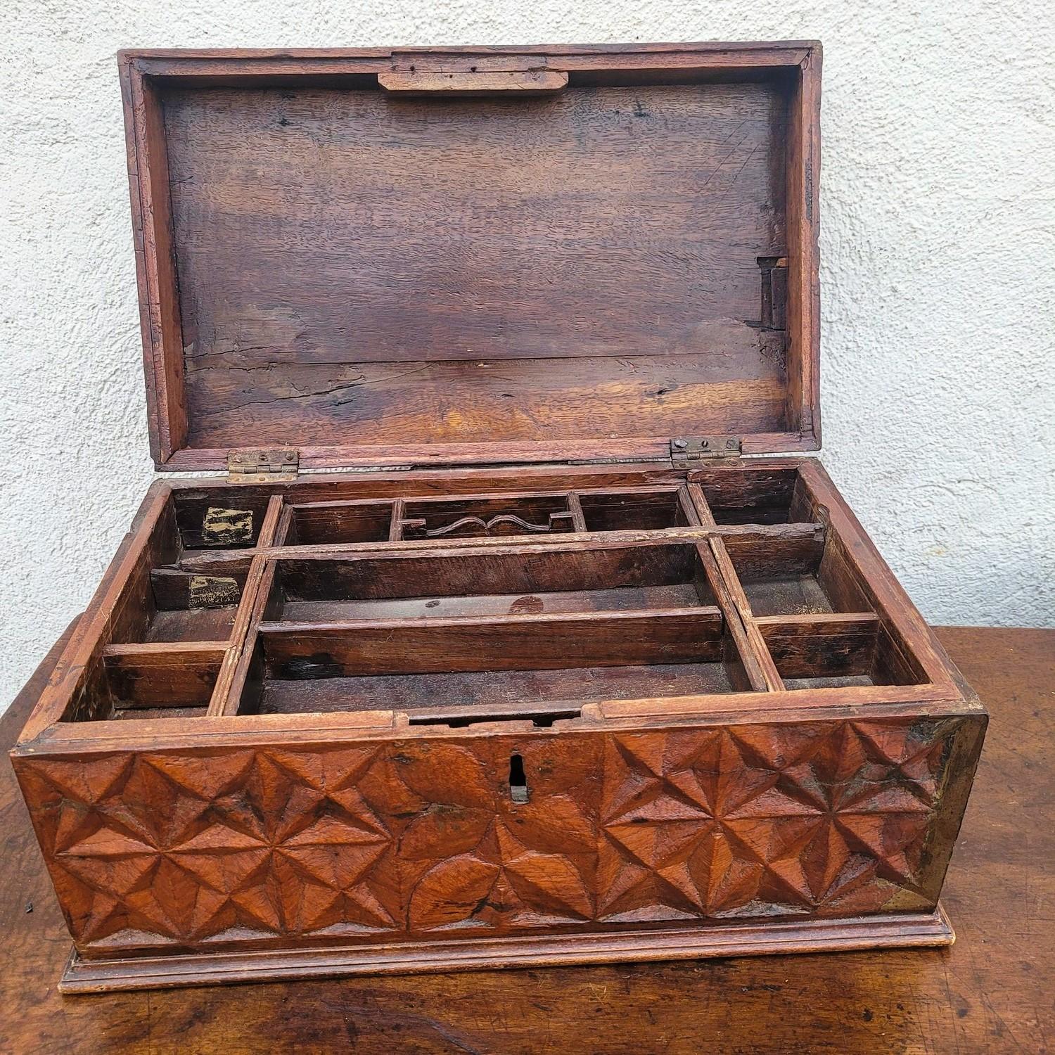 Coffre en bois sculpté, travail italien ou colonial, 19e siècle en vente 1