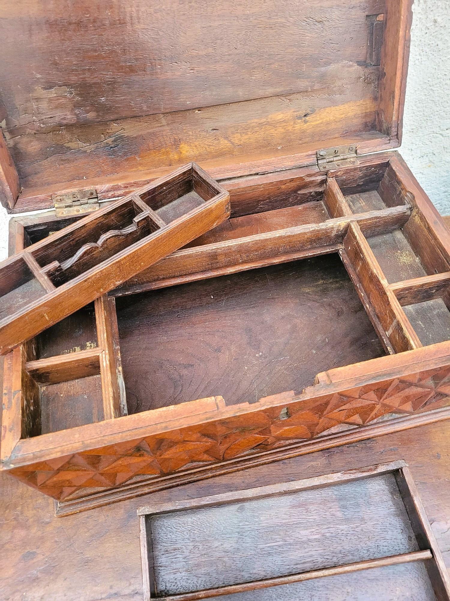 Coffre en bois sculpté, travail italien ou colonial, 19e siècle en vente 2