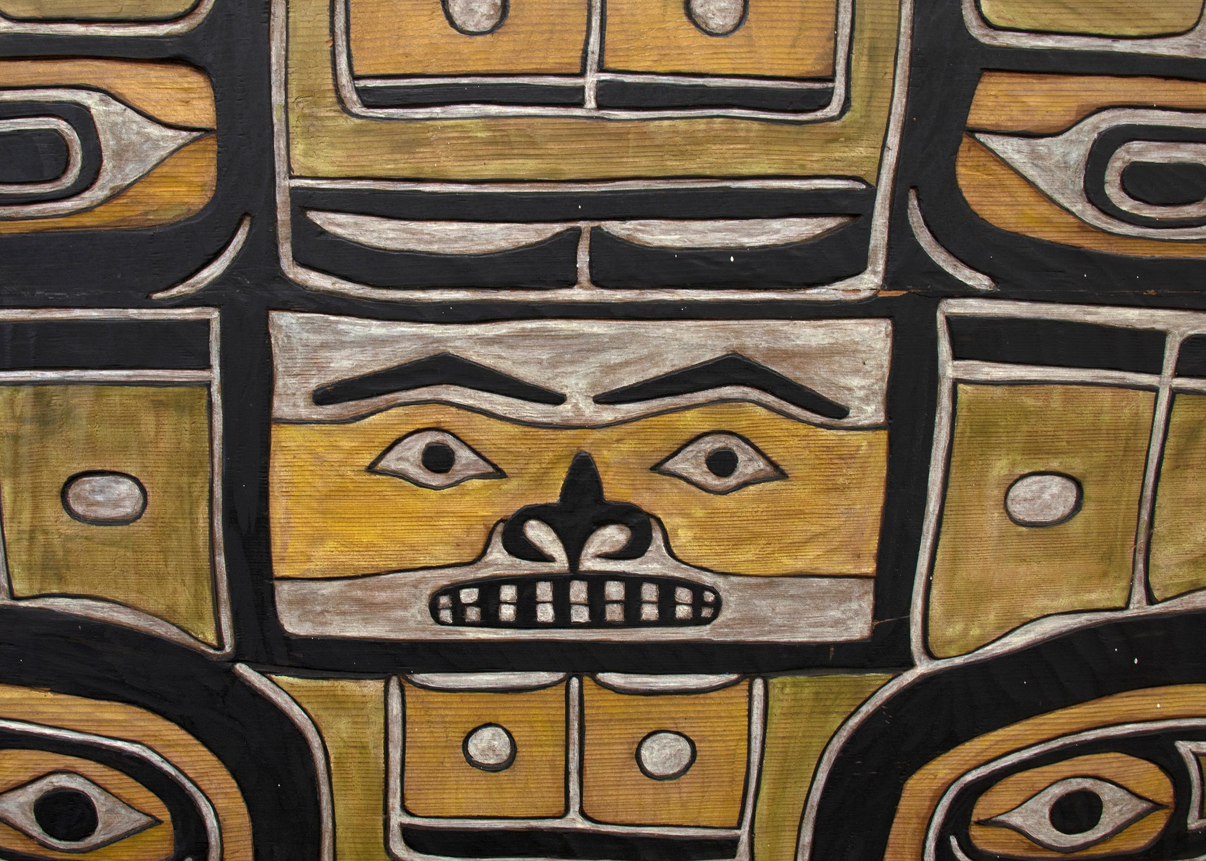 Amérindien Panneau Chilkat en bois sculpté, enseigne murale en bois peinte des années 1950, bleu, jaune en vente