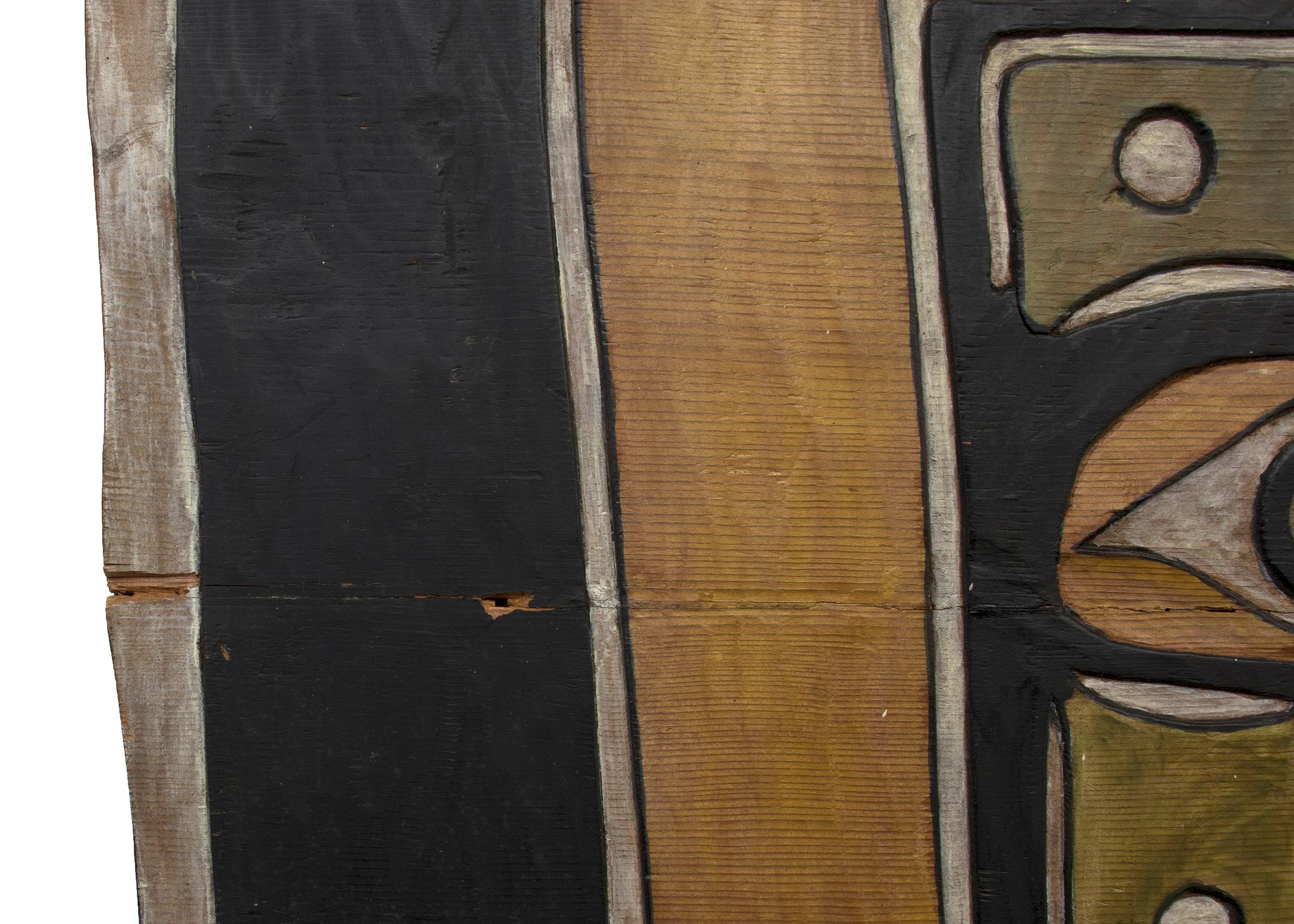 Nord-américain Panneau Chilkat en bois sculpté, enseigne murale en bois peinte des années 1950, bleu, jaune en vente