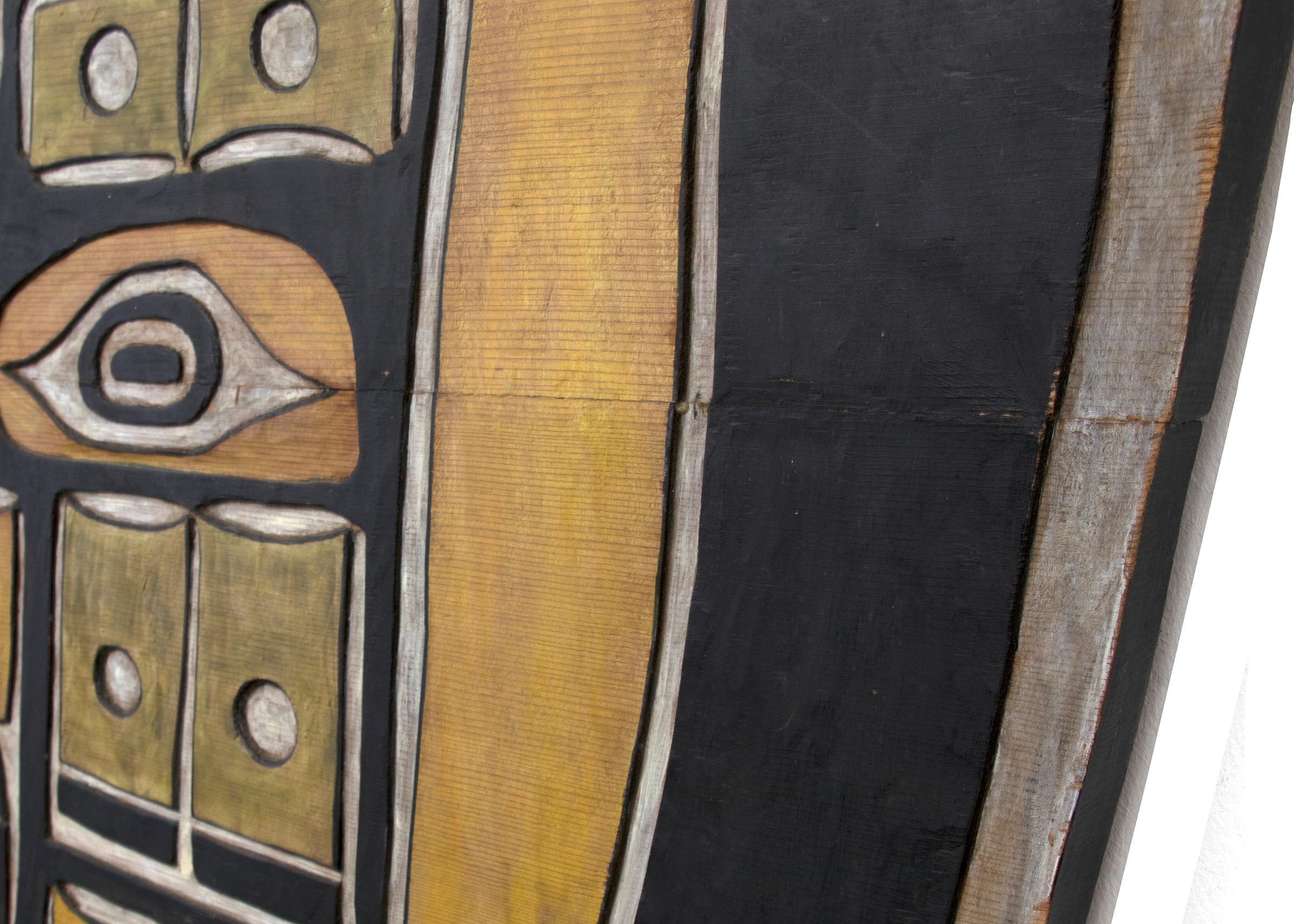 Sculpté Panneau Chilkat en bois sculpté, enseigne murale en bois peinte des années 1950, bleu, jaune en vente