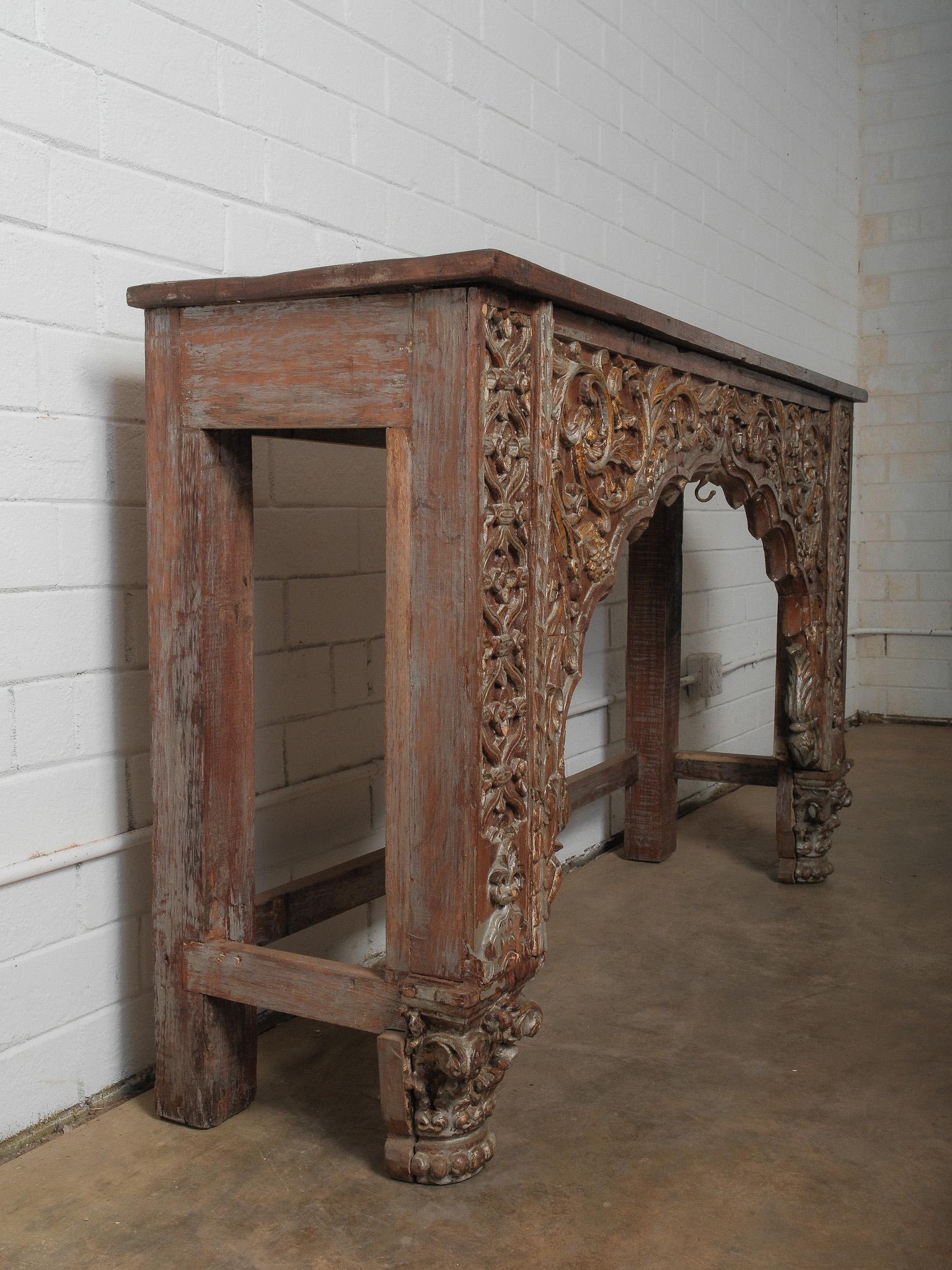 Consola de madera tallada con relieve floral escultórico Indio en venta