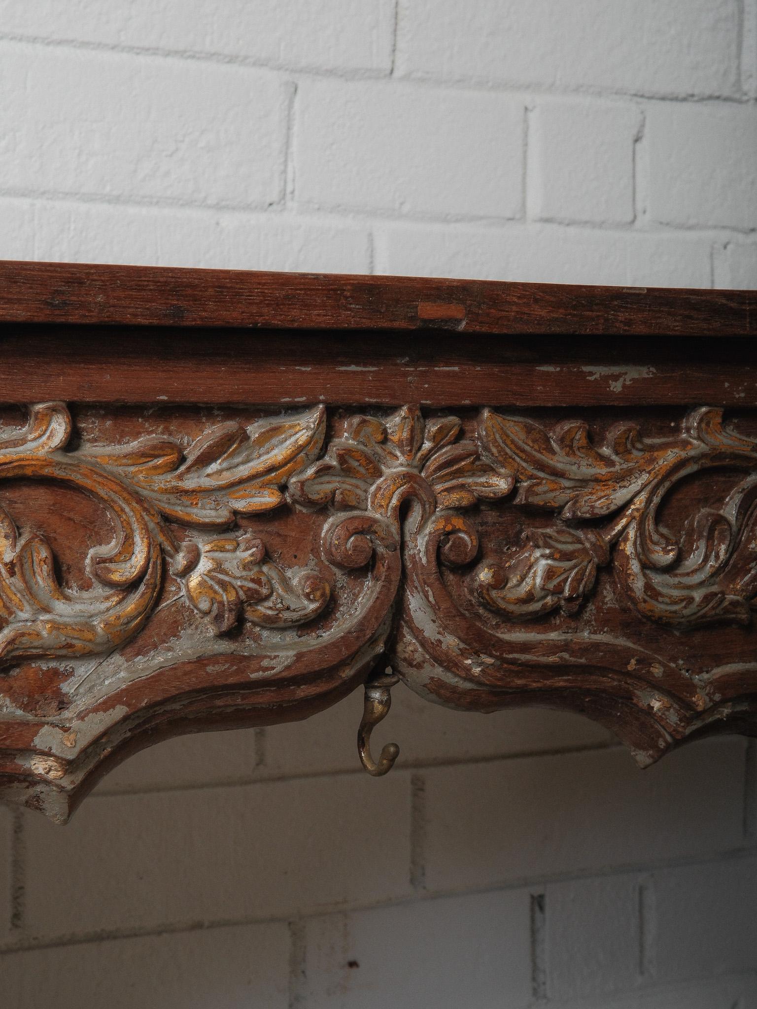 Consola de madera tallada con relieve floral escultórico en Bueno estado para la venta en High Point, NC