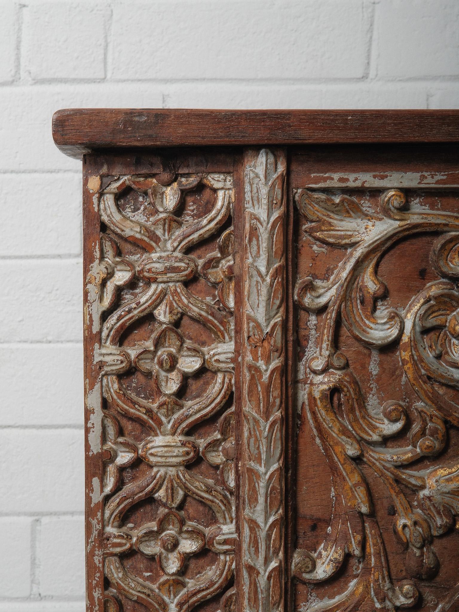 Consola de madera tallada con relieve floral escultórico siglo XX en venta