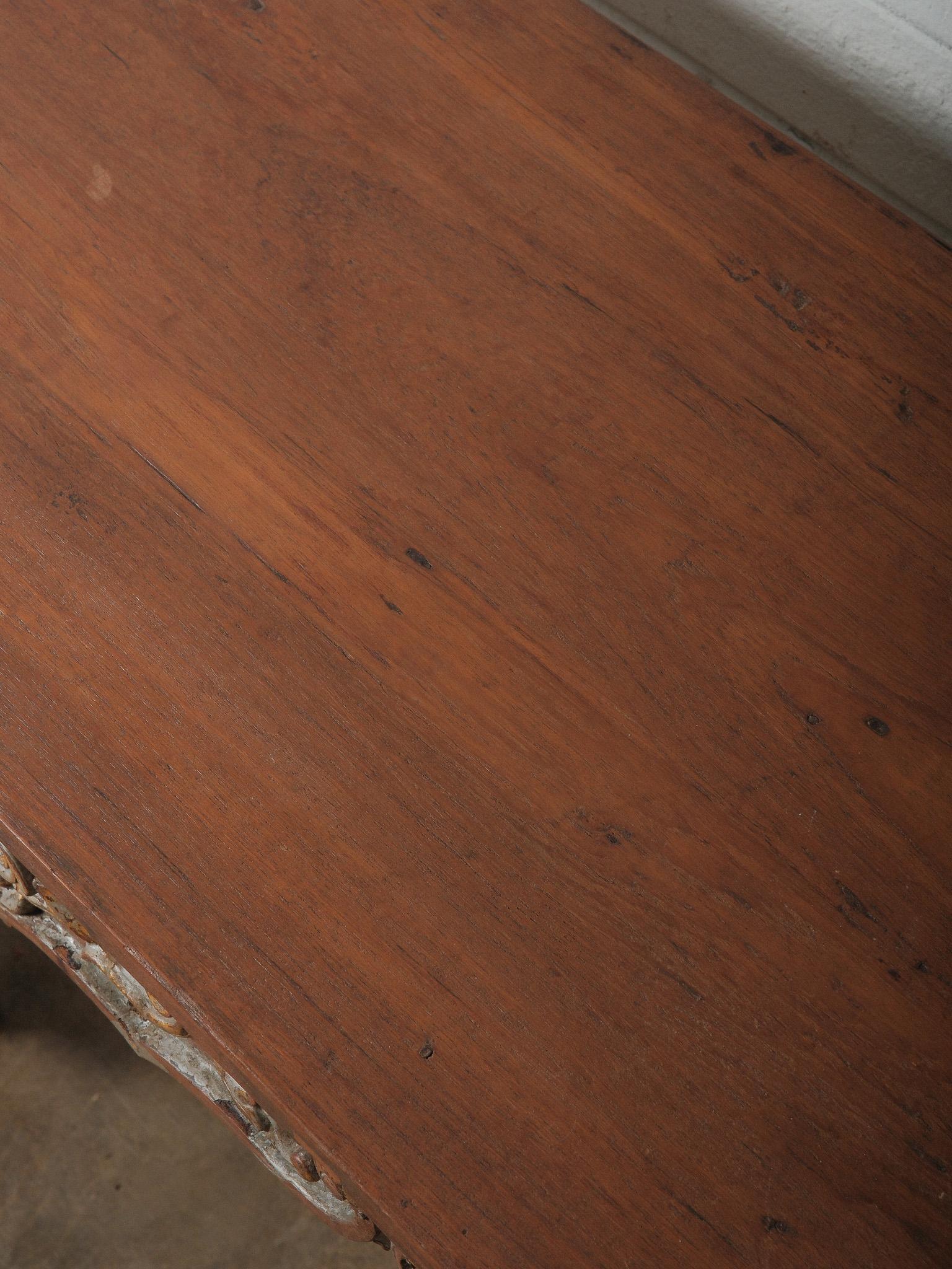 Consola de madera tallada con relieve floral escultórico Madera en venta