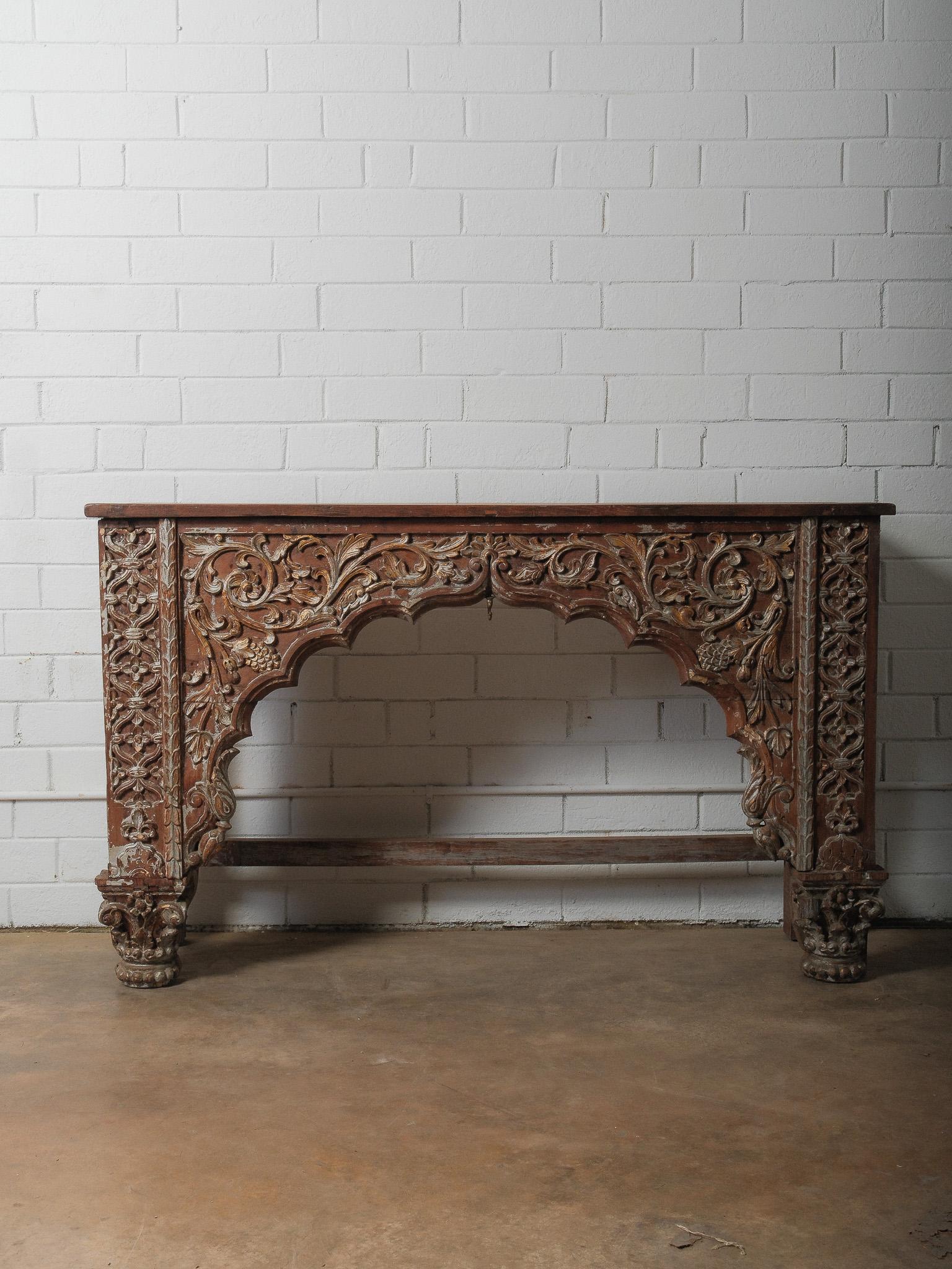 Consola de madera tallada con relieve floral escultórico en venta 1