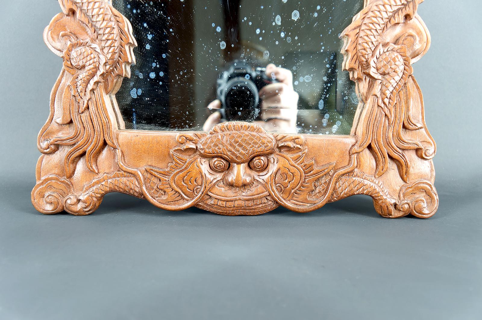 Sculpté Miroir dragon en bois sculpté, Indochine, Circa 1900 en vente