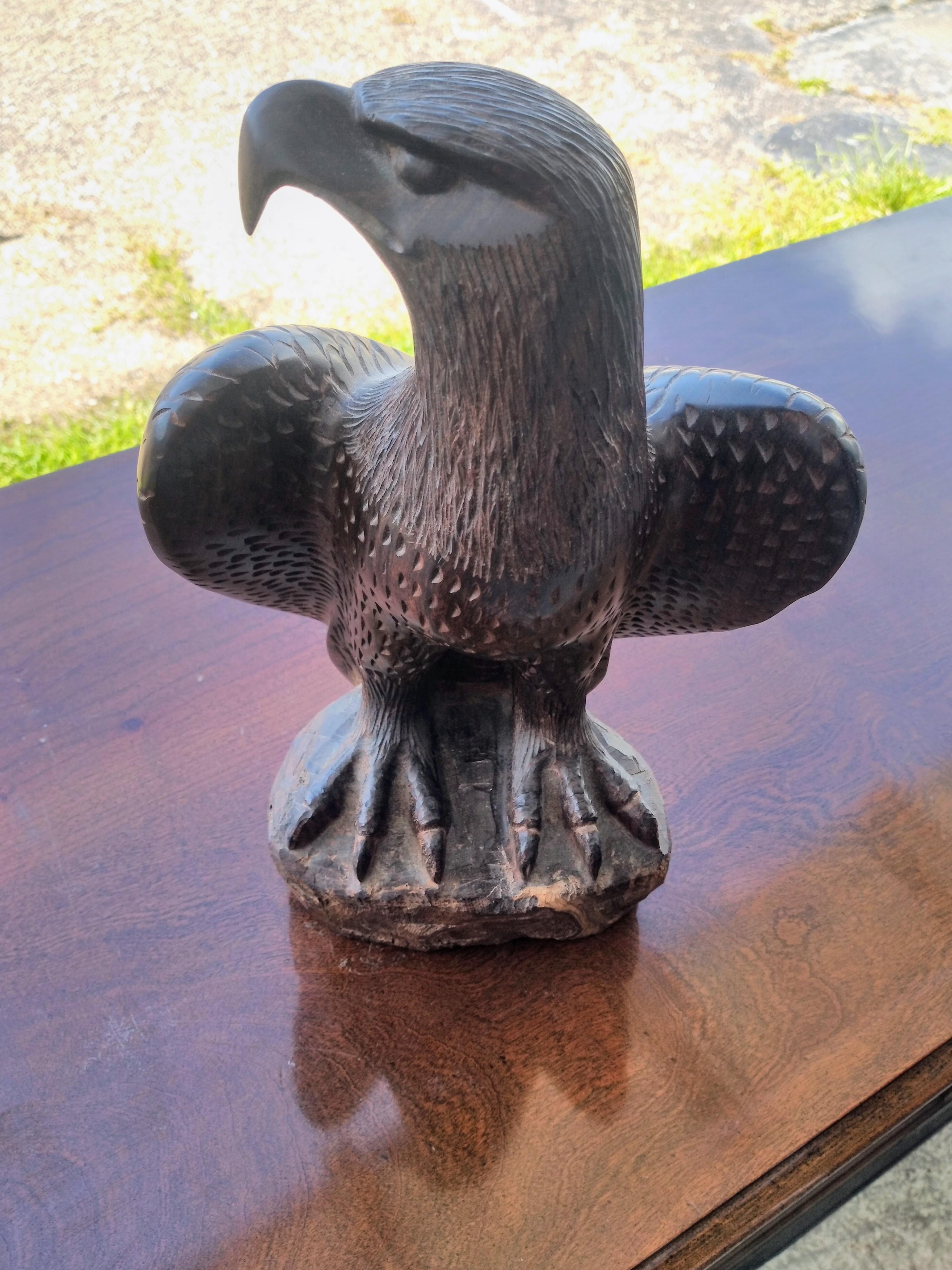 Cet aigle est magnifiquement sculpté ! L'artisan a pris beaucoup de notes pour détailler le caractère et la fluidité de l'oiseau.
Une pièce idéale pour votre bureau, votre salon ou votre bibliothèque.