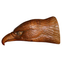 cabeza de águila de madera tallada