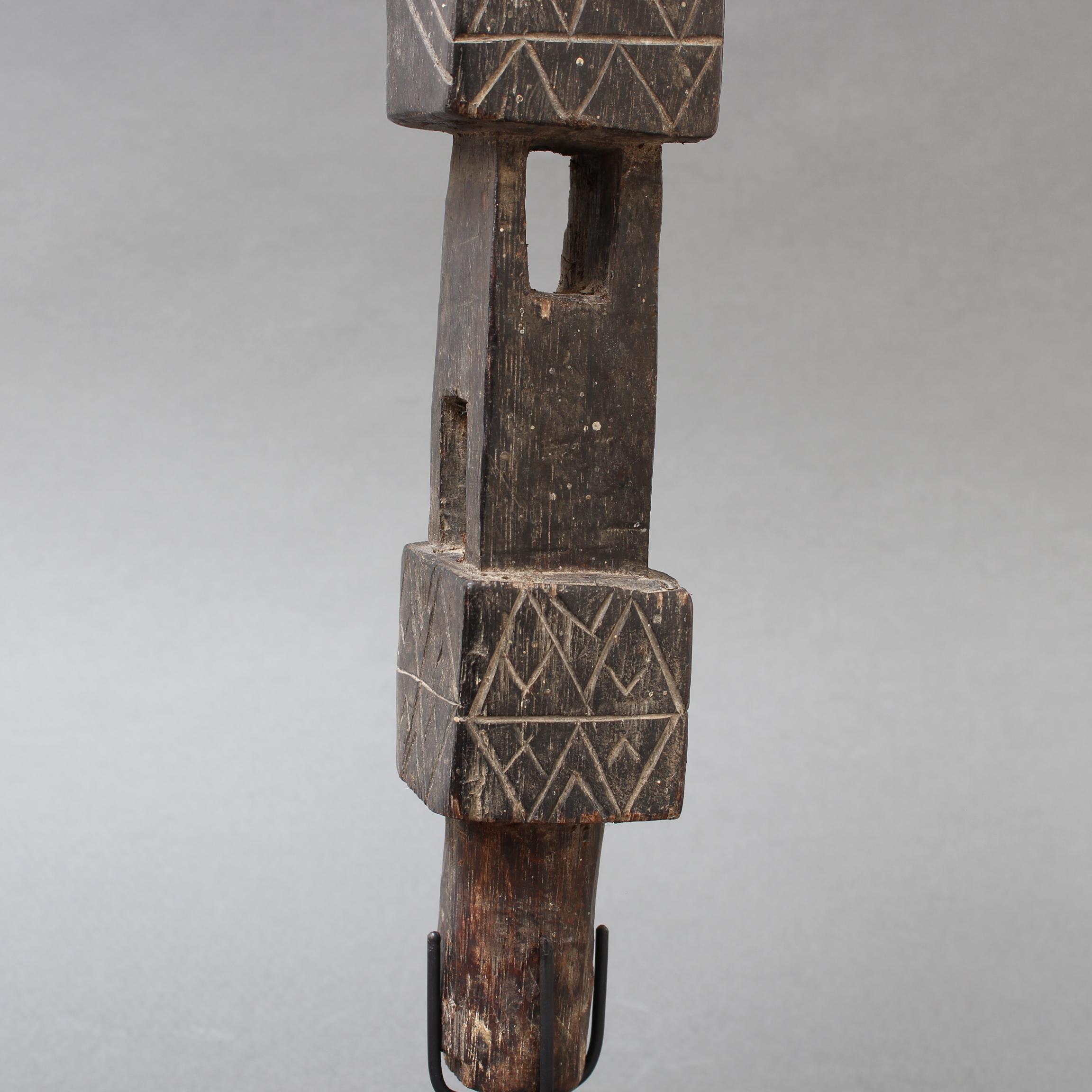 Geschnitzte Holzfigur aus Nias, Indonesien, ca. 1960-1970er Jahre im Angebot 7