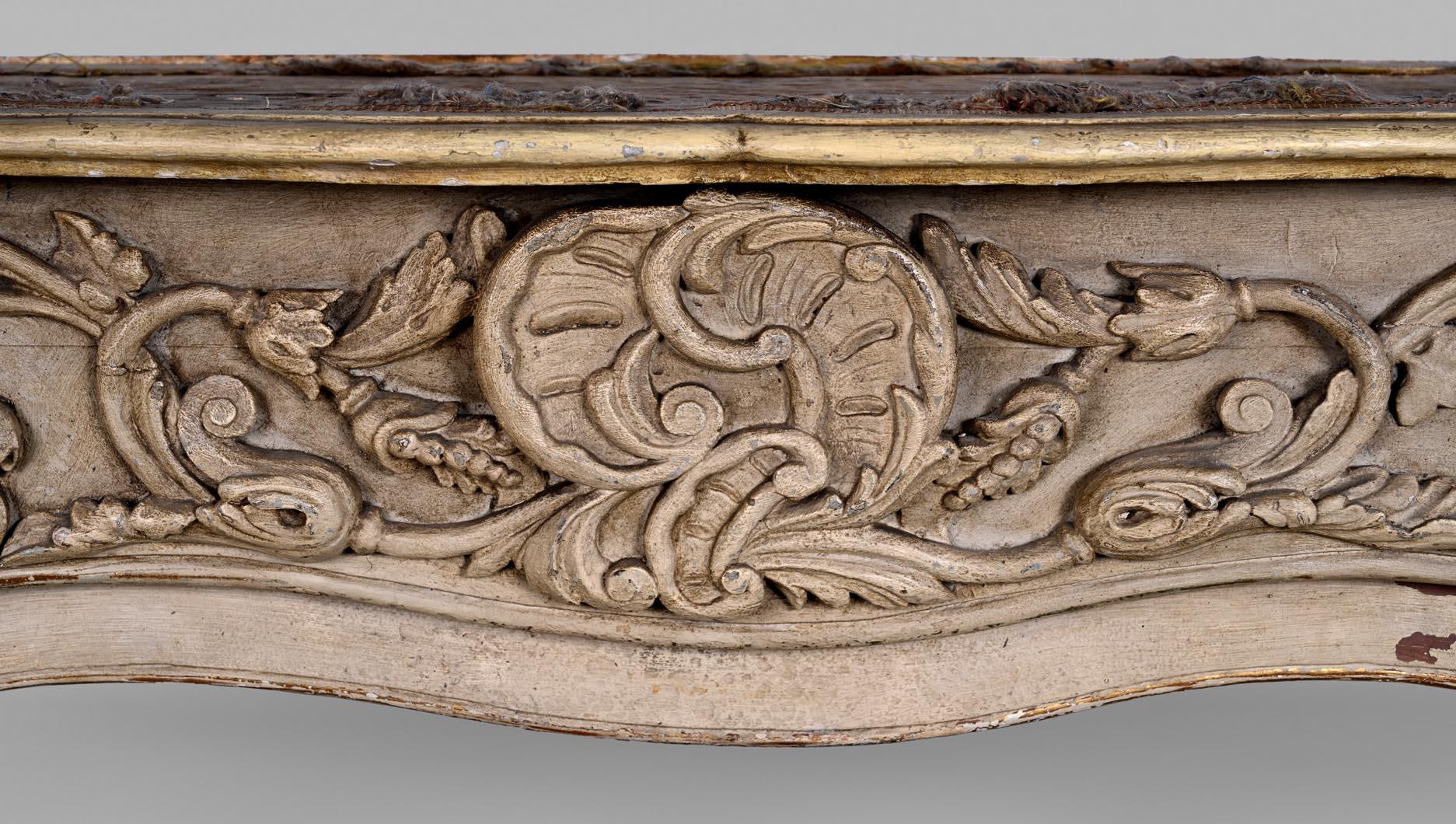 Chimenea de madera tallada con decoración de putti - Finales del siglo XVIII Luis XV en venta